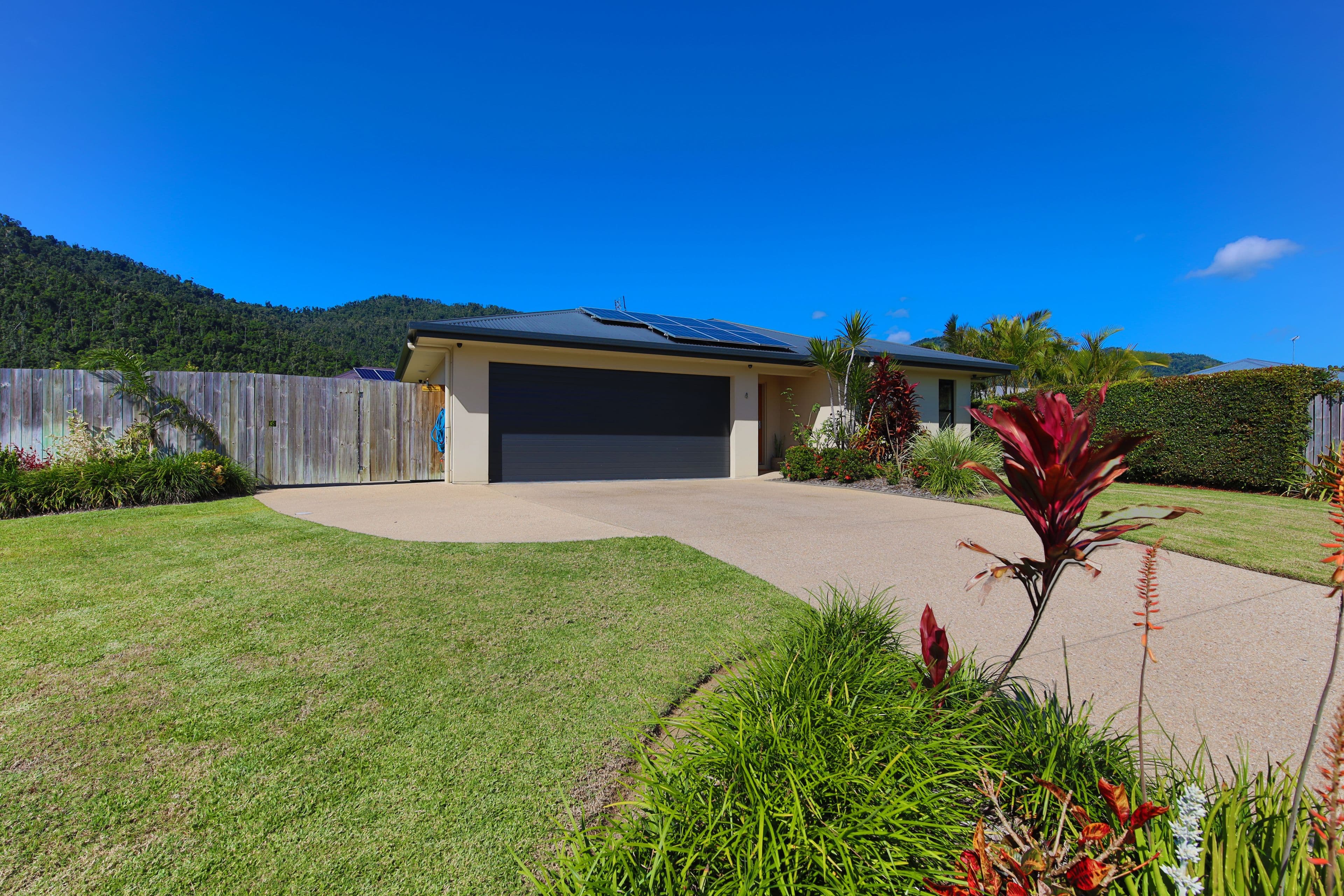 4 Grevillea Place, CANNONVALE QLD 4802, Cannonvale - Thumbnail 2