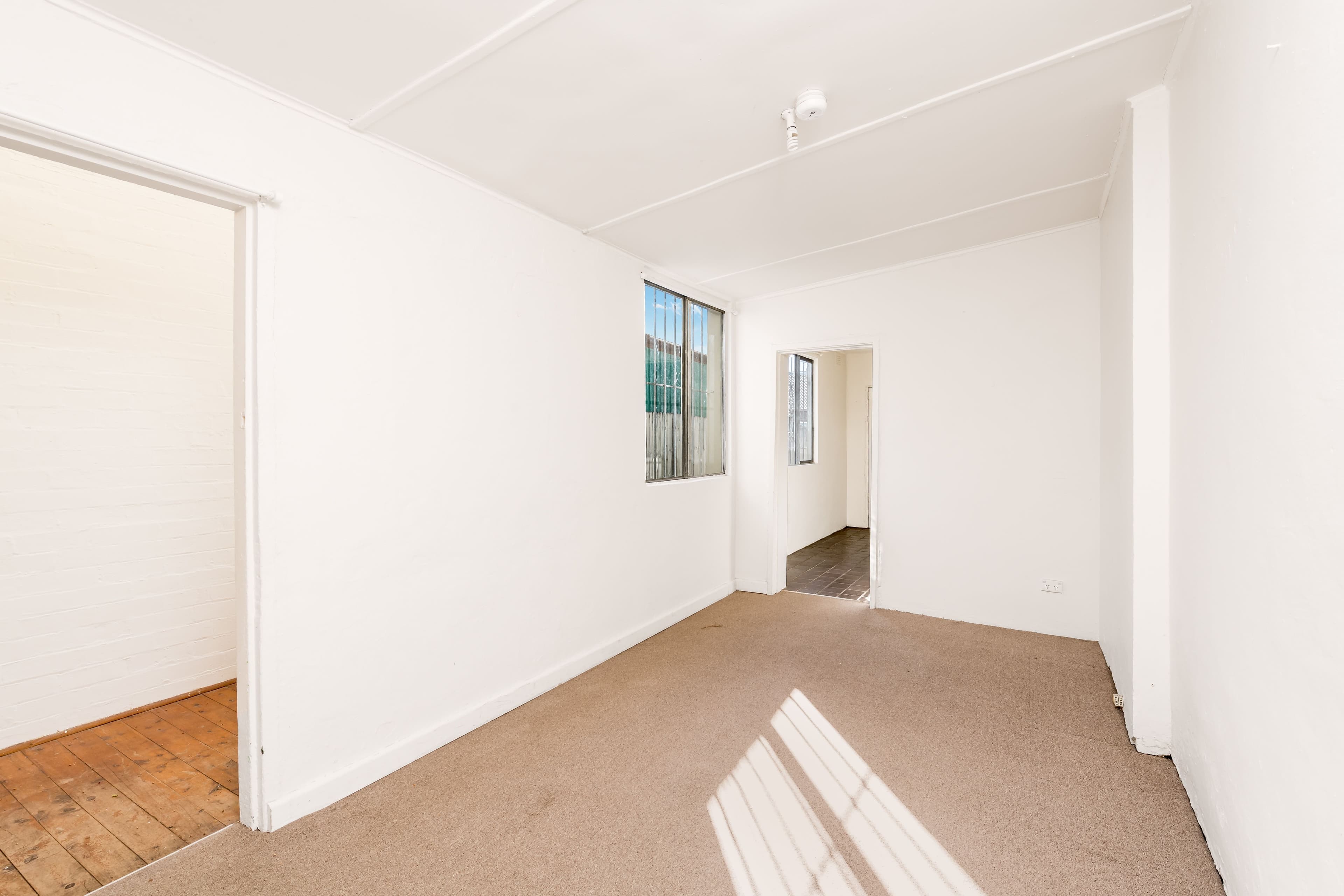 11 Laura Street, Newtown - Thumbnail 2