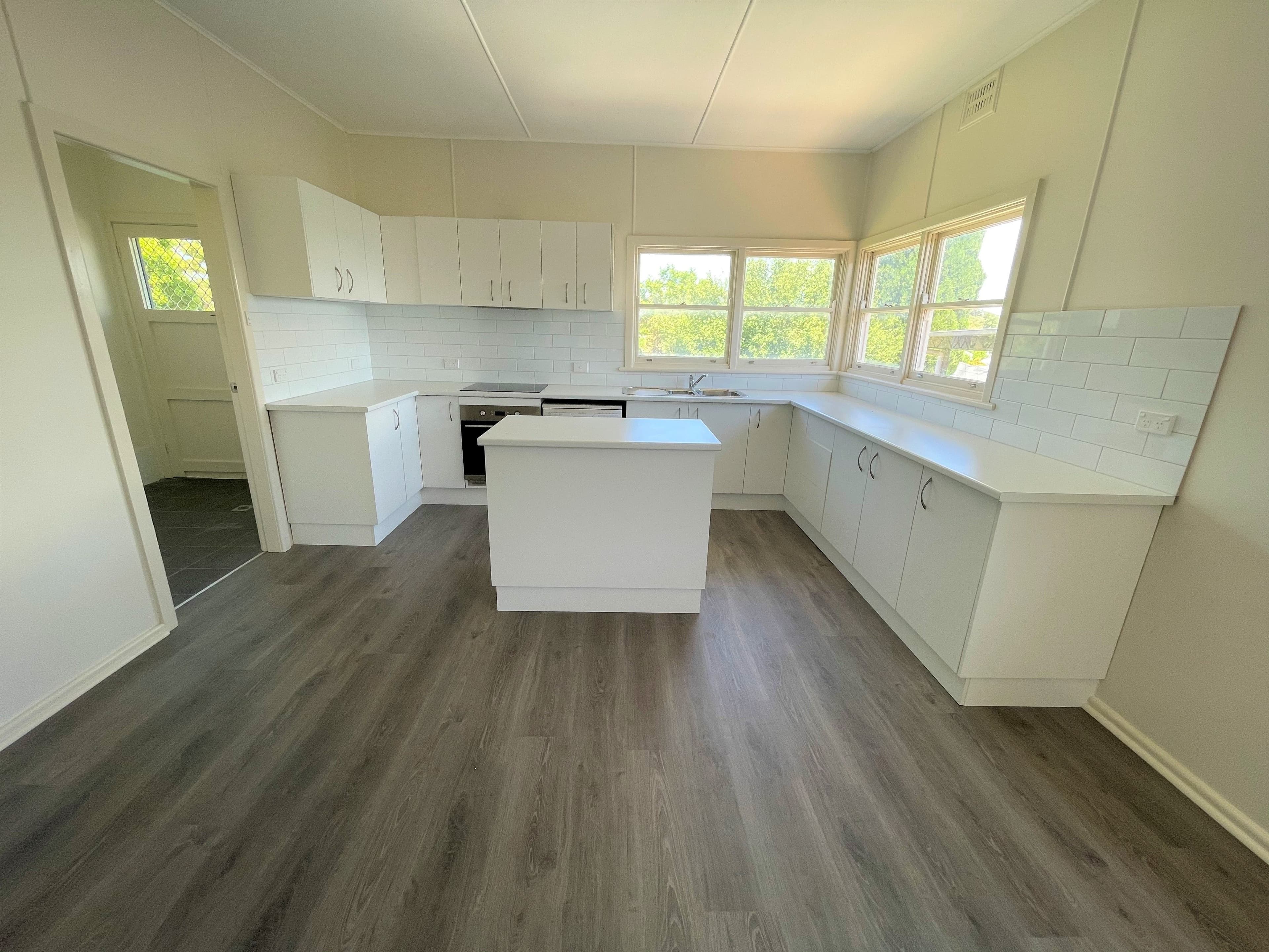 8 Lansdowne Street, Young NSW 2594, Young - Thumbnail 3