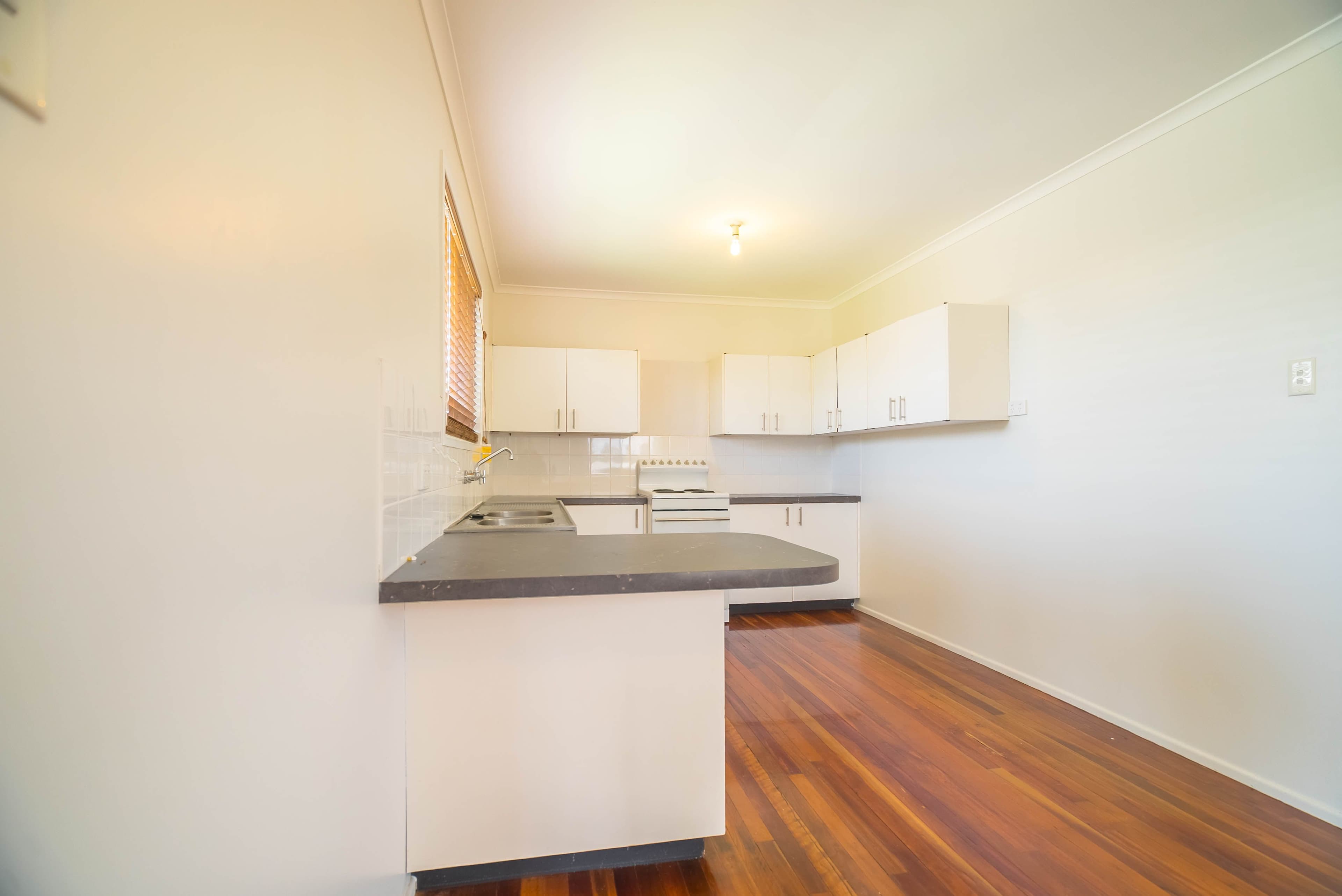 8 Skinner Crescent, Silkstone QLD 4304, Silkstone - Thumbnail 2