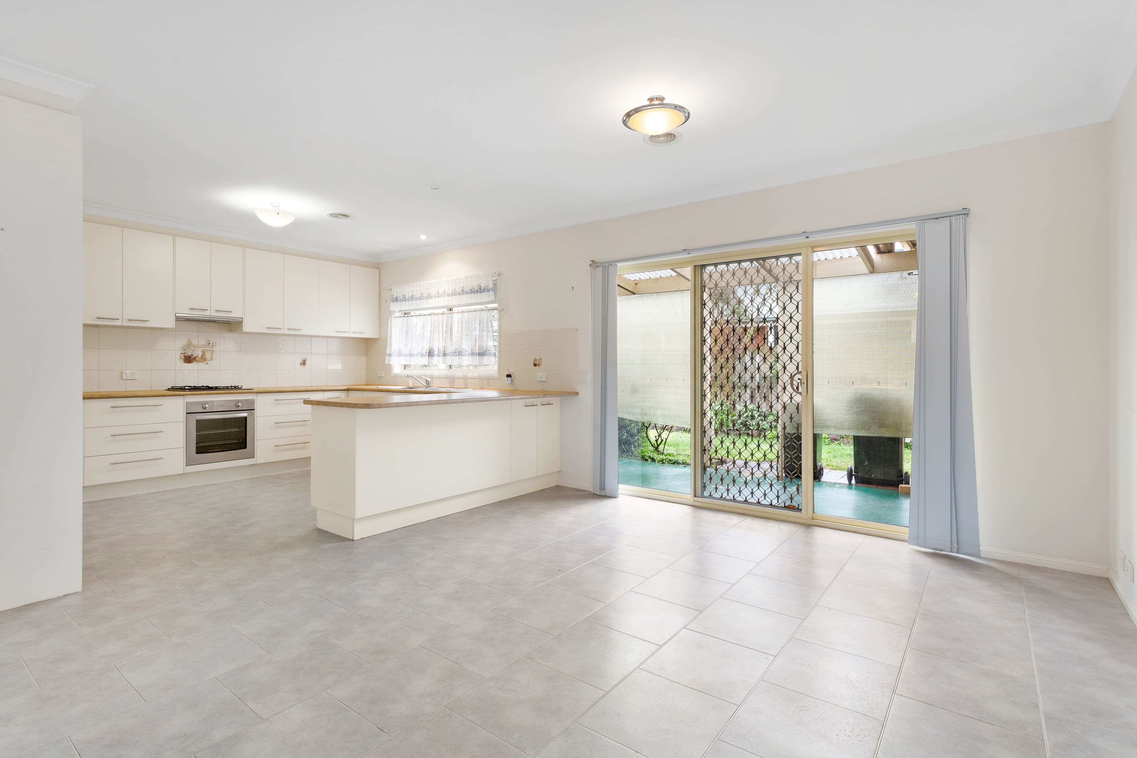 9 Grandview Close, Drouin VIC 3818, Drouin - Thumbnail 2