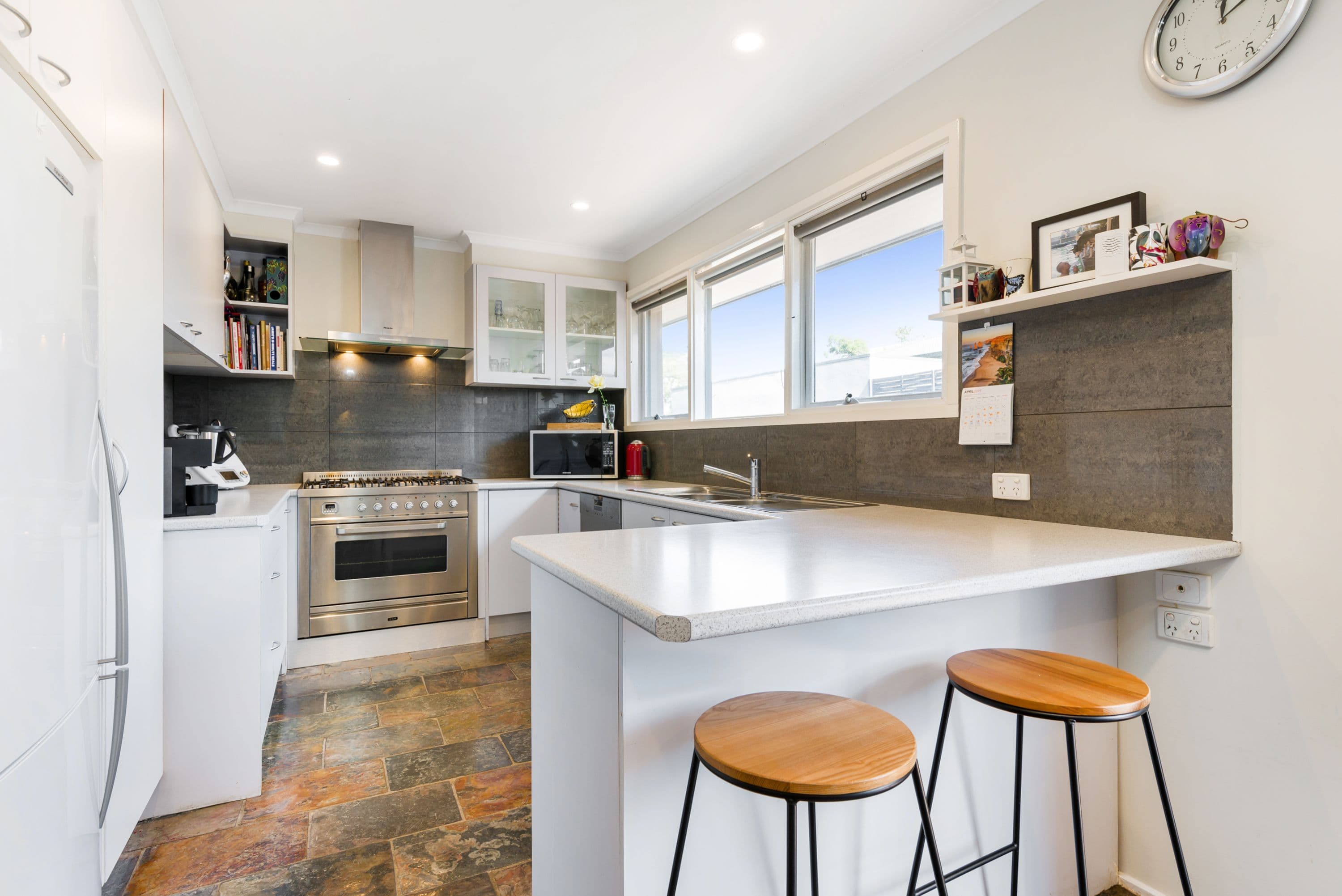 33 Lloyd Street, Knoxfield VIC 3180, Knoxfield - Thumbnail 2