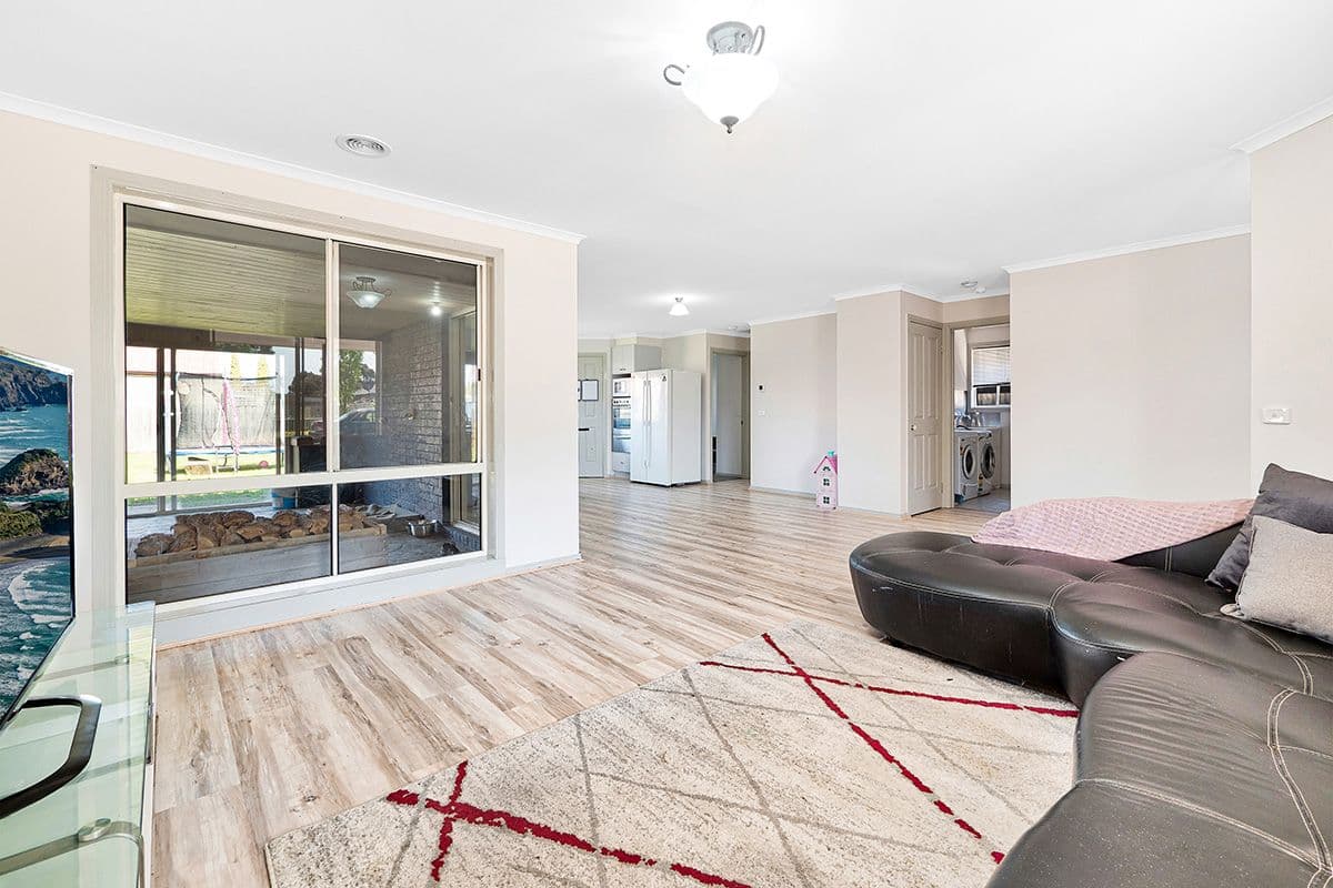6 Pirita Place, Cranbourne West VIC 3977, Cranbourne West - Thumbnail 4
