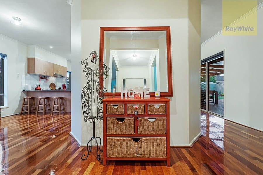 13 Creighton Way, Craigieburn VIC 3064, Craigieburn - Thumbnail 2