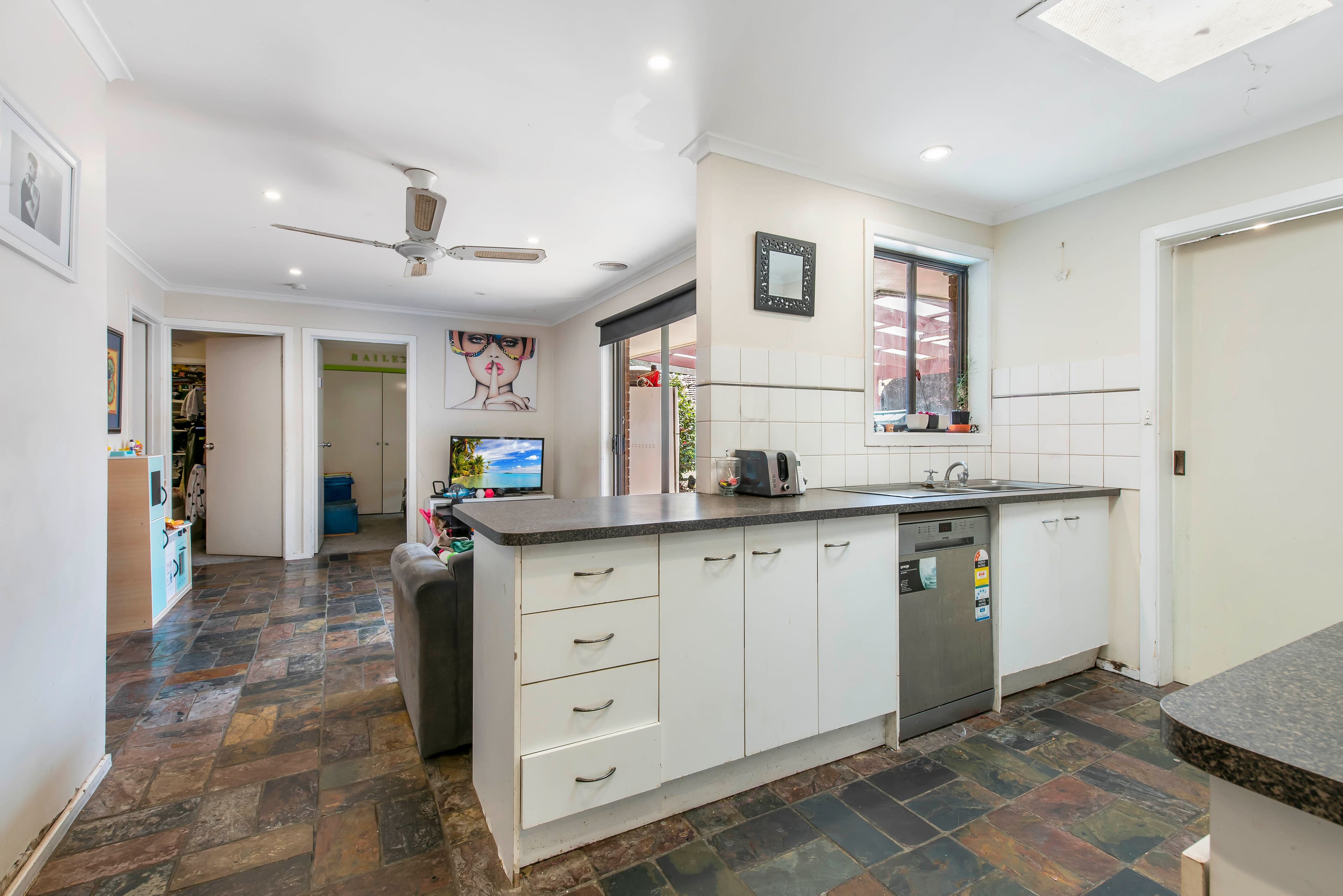 15 Sheraton Crescent, Ferntree Gully VIC 3156, Ferntree Gully - Thumbnail 3