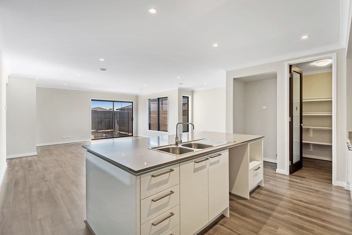 22 Featherwood Crescent, Craigieburn VIC 3064, Craigieburn - Thumbnail 3
