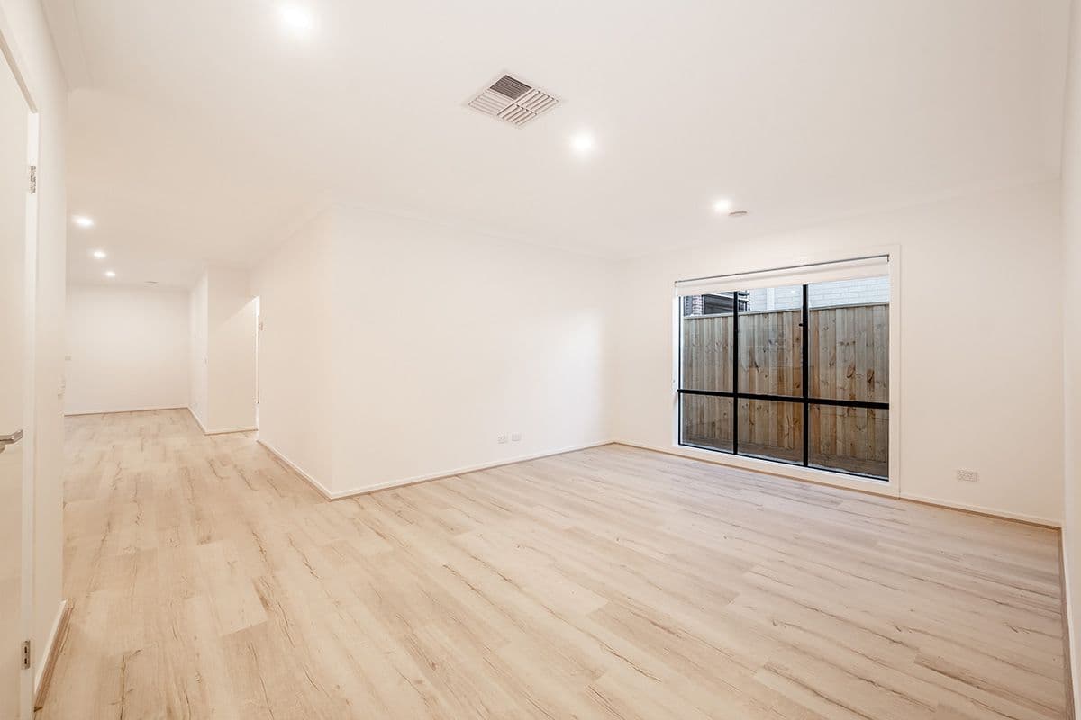 6 Cochin Drive, Clyde North VIC 3978, Clyde North - Thumbnail 2