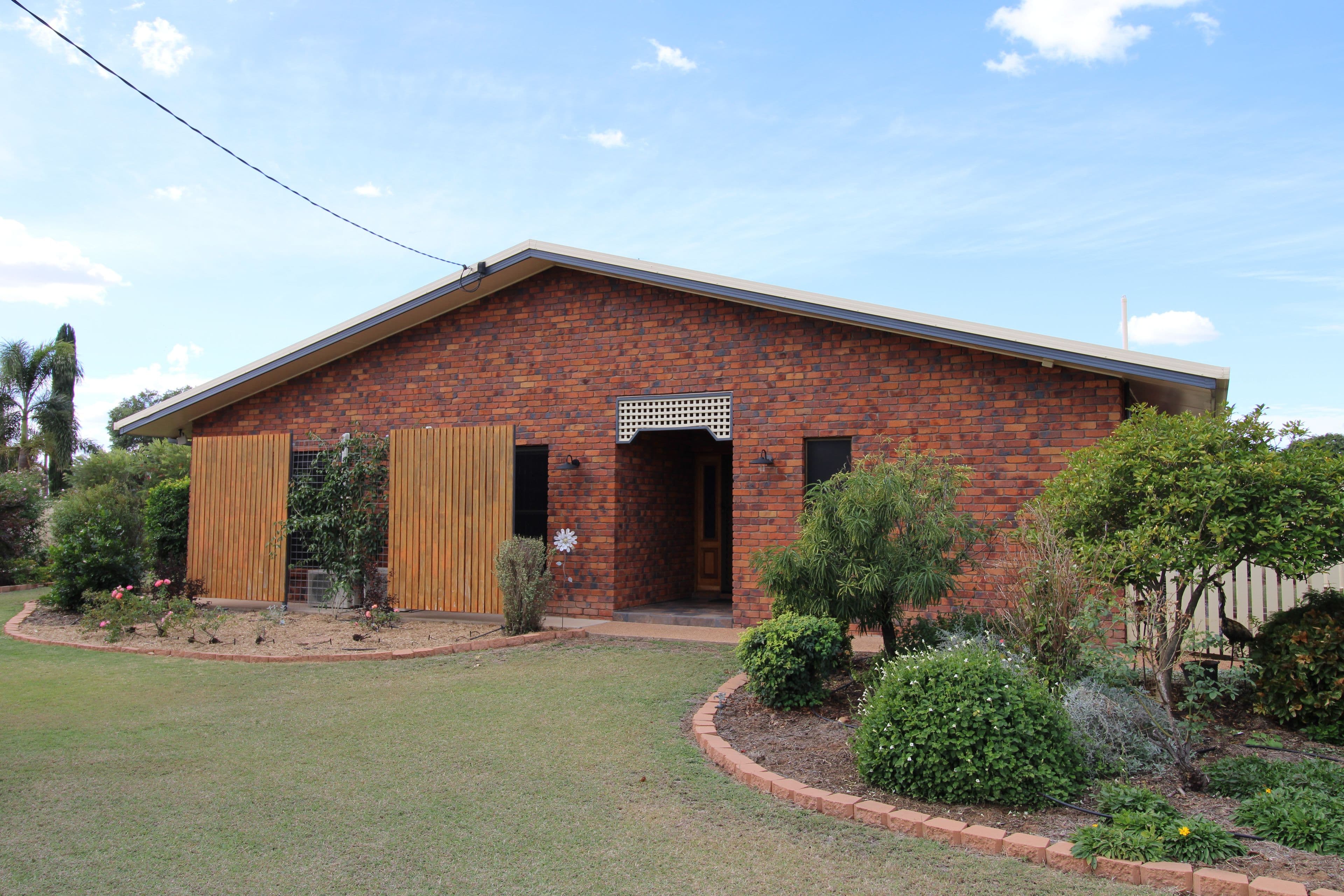 52 Long Street, Emerald QLD 4720, Emerald - Thumbnail 2