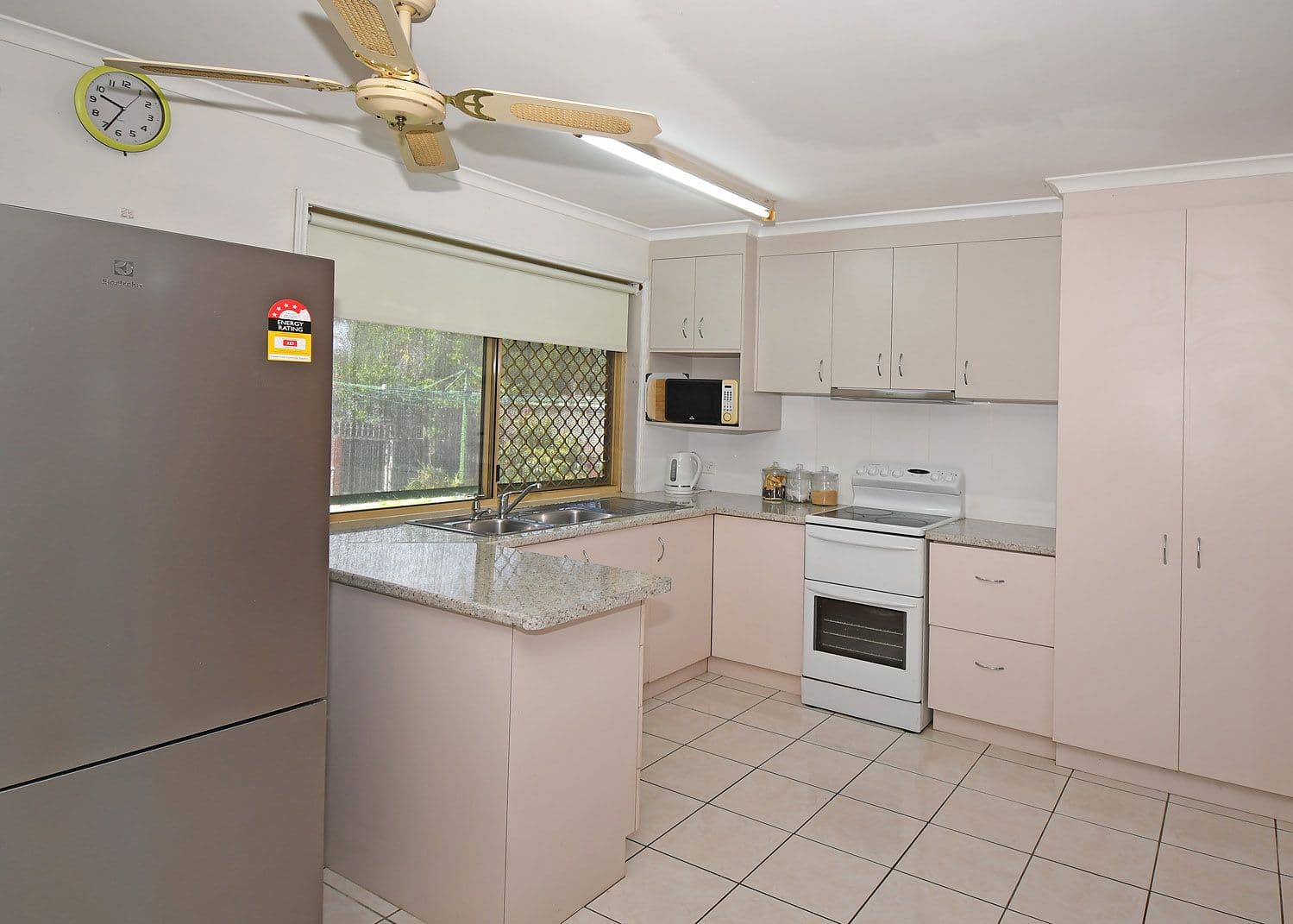 305 Boat Harbour Drive, Scarness QLD 4655, Scarness - Thumbnail 3