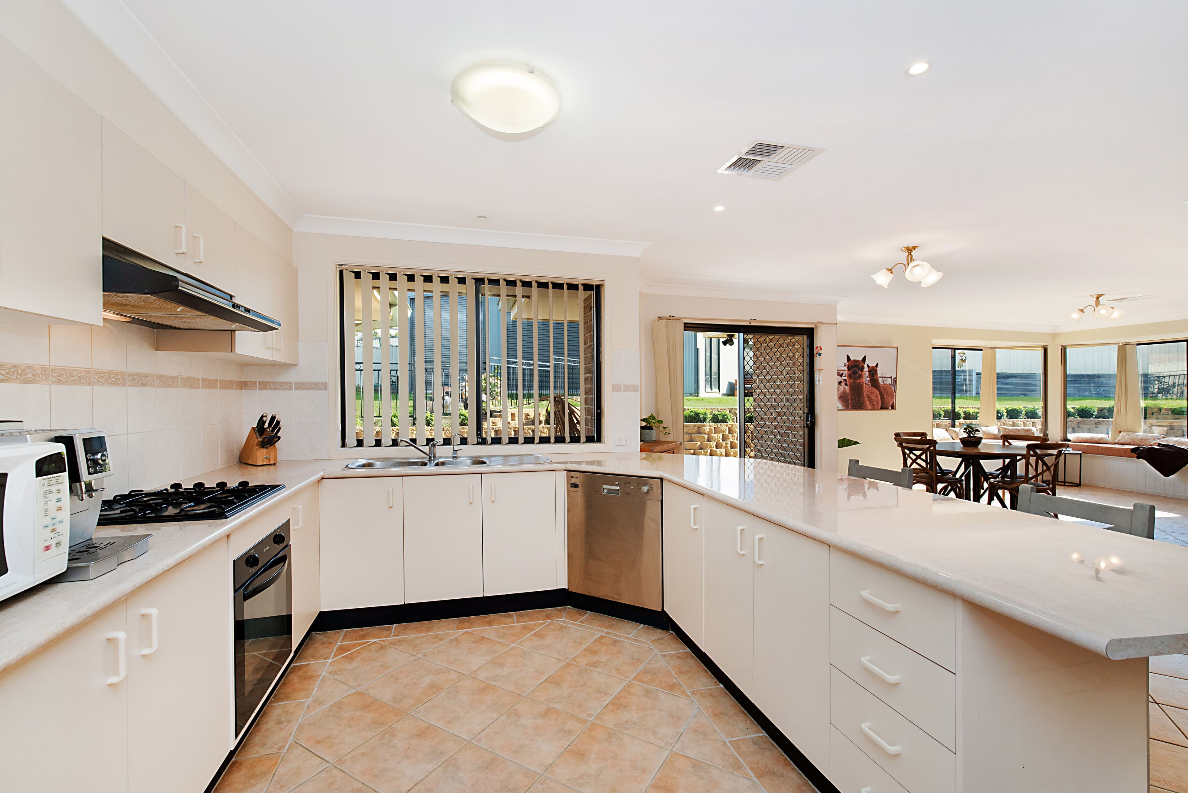 6 Crown Close, Rutherford - Thumbnail 2