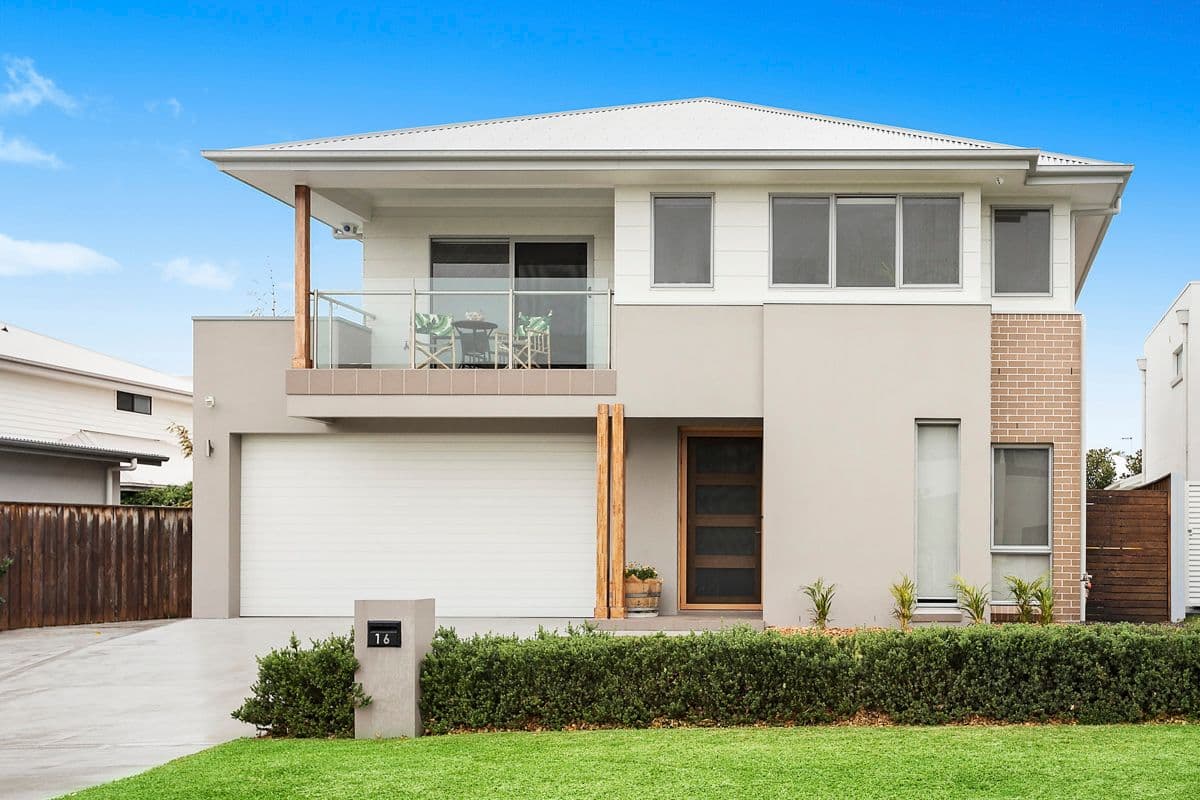 16 Whitehaven Street, Greenhills Beach - Image 1