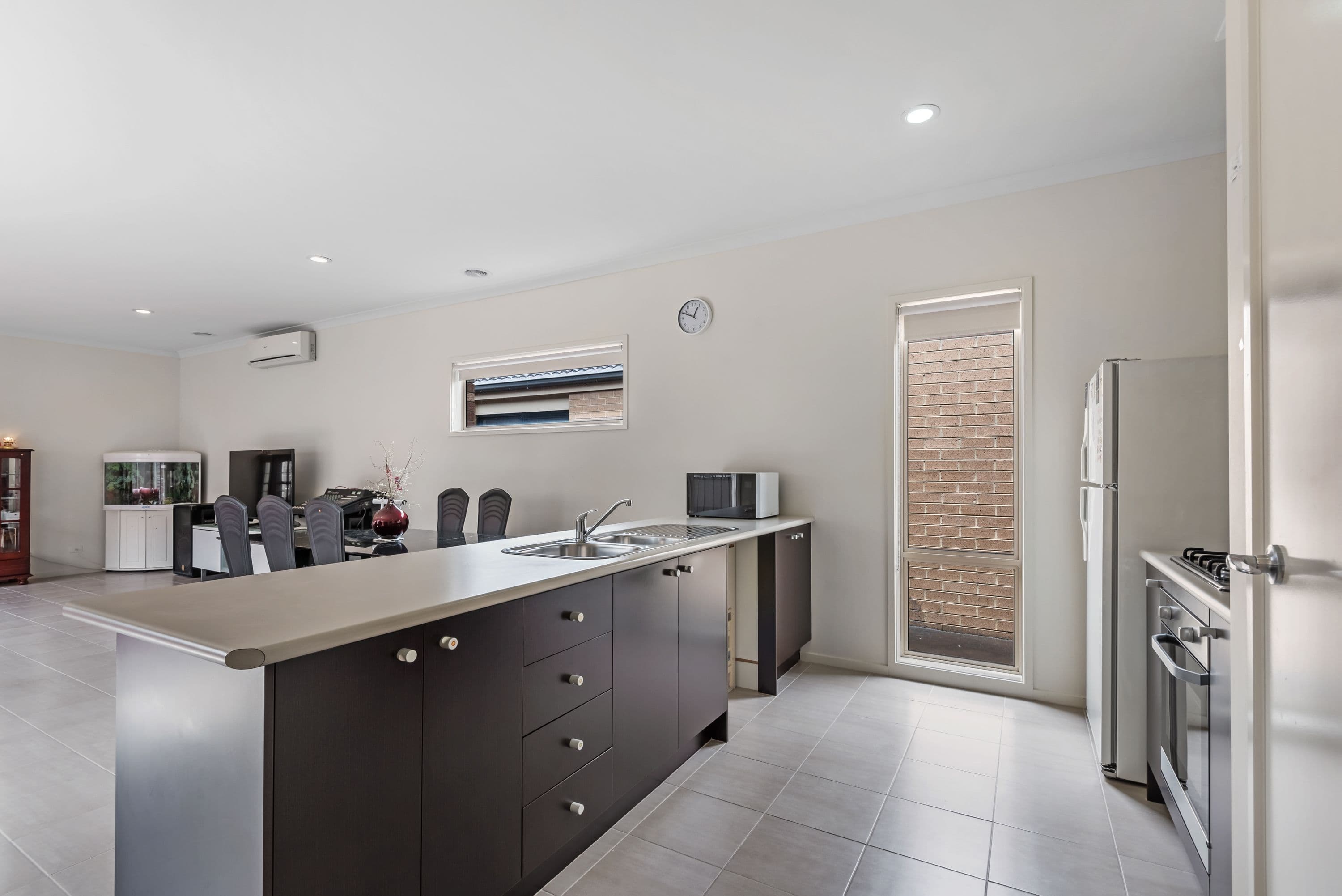 27 Clarendon Avenue, Craigieburn VIC 3064, Craigieburn - Thumbnail 3