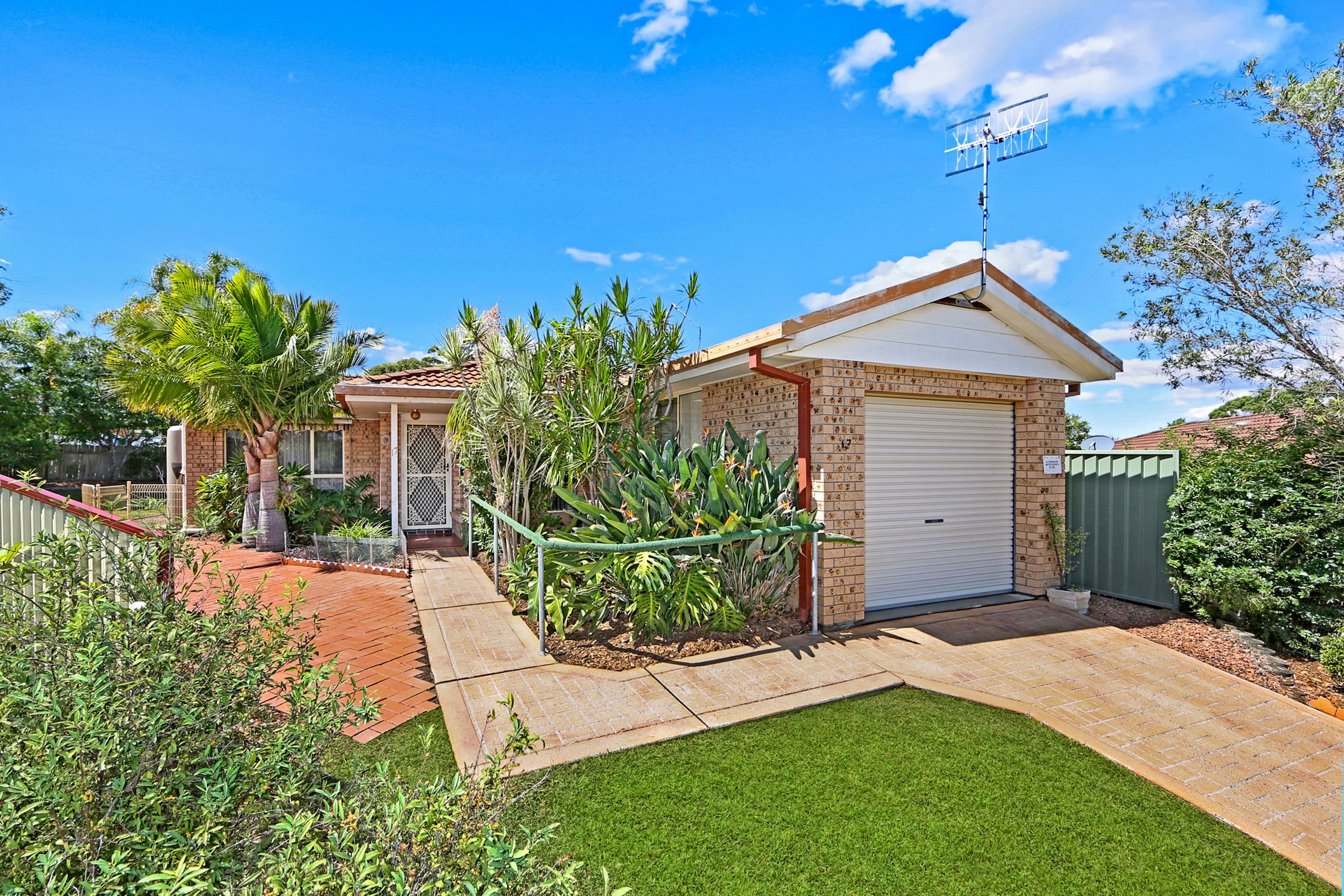 17 Glading Close, Lake Haven - Image 1