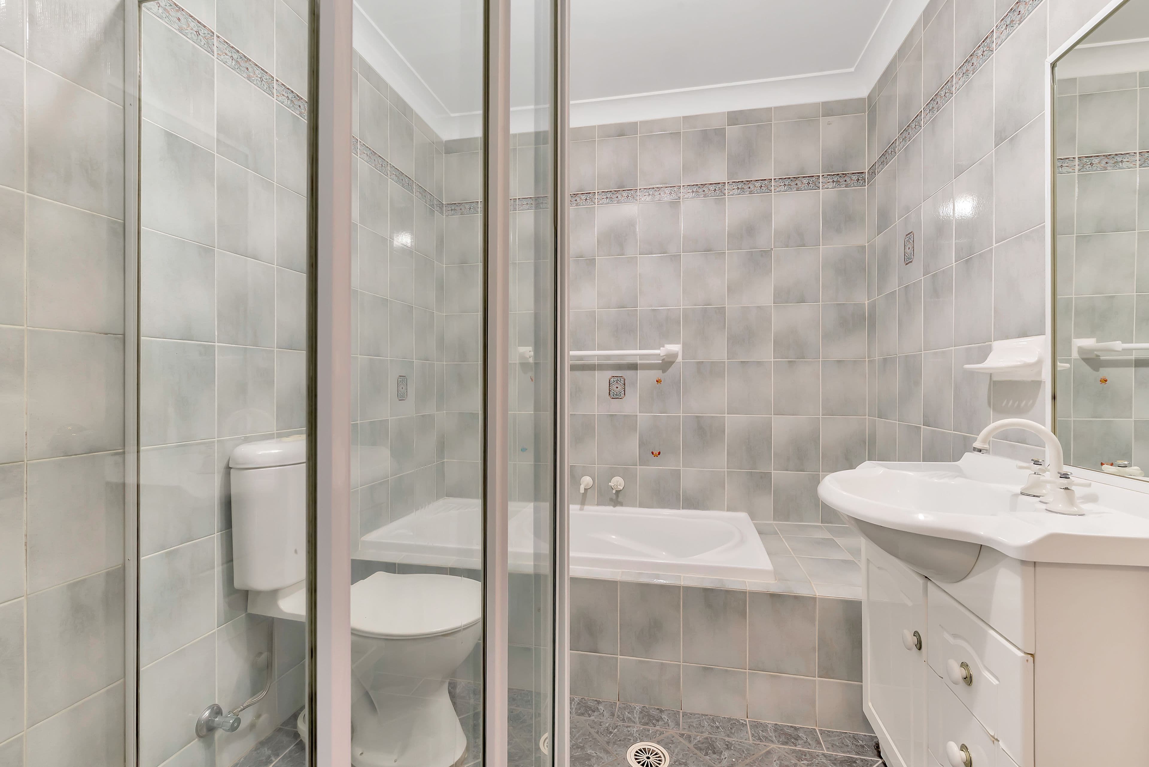 8 Esk Avenue, Green Valley NSW 2168, Green Valley - Thumbnail 4