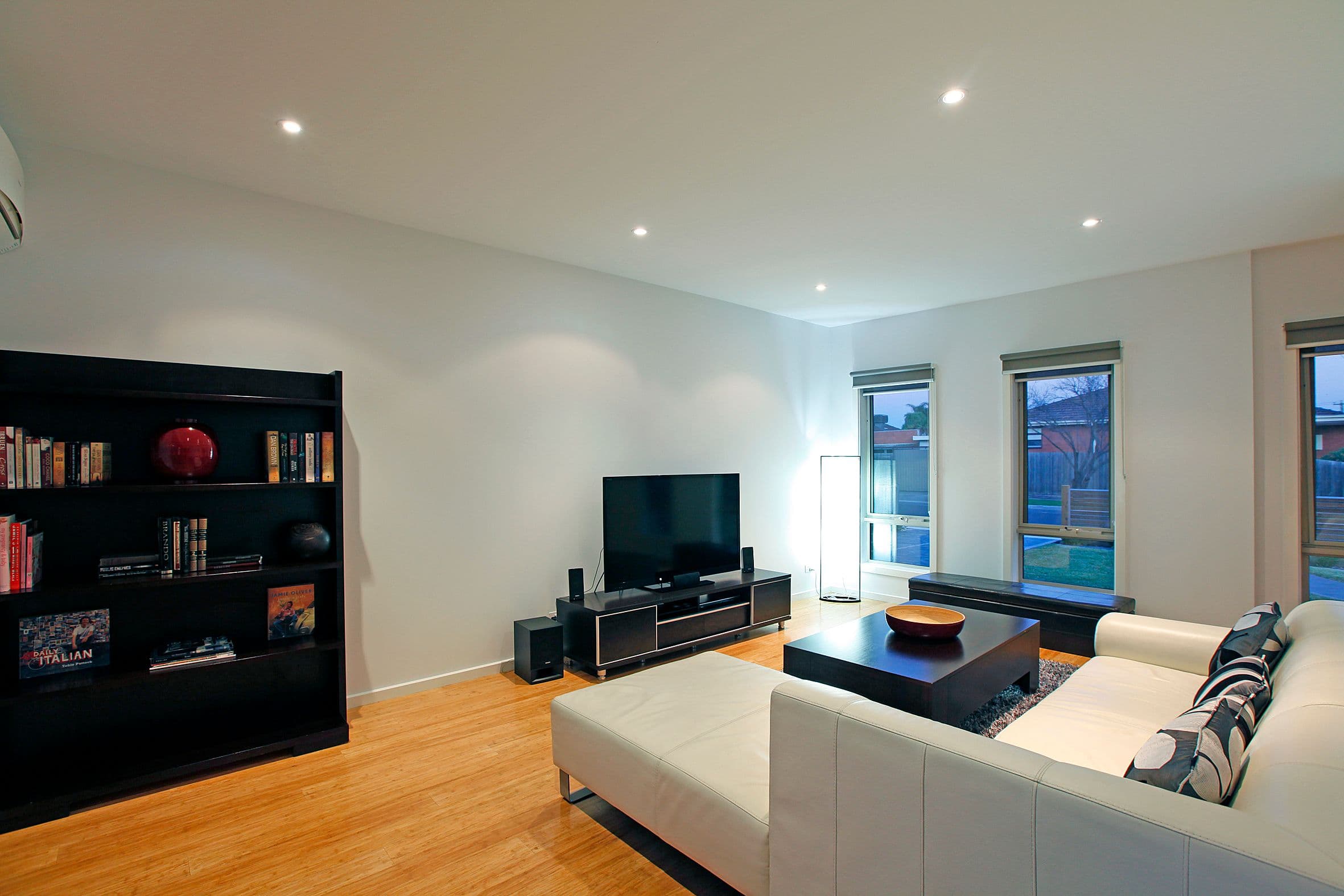 2 Robins Avenue, Reservoir VIC 3073, Reservoir - Thumbnail 3