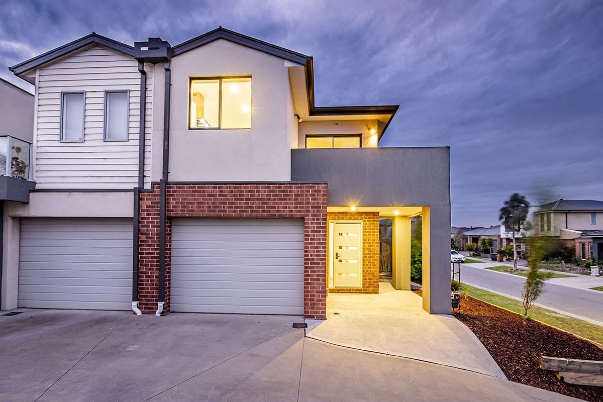 10 Mickleham Drive, Cranbourne North VIC 3977, Cranbourne North - Thumbnail 2