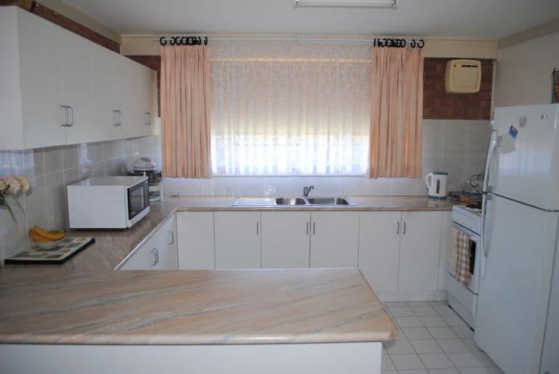28 Belgravia Street, Moree NSW 2400, Moree - Thumbnail 2