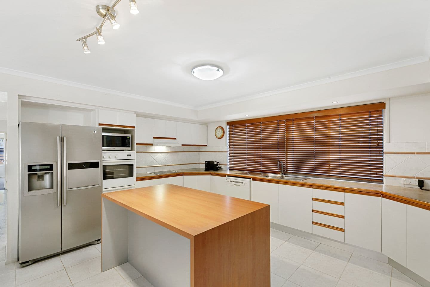19 Oceanview Street, Point Vernon QLD 4655, Point Vernon - Thumbnail 8
