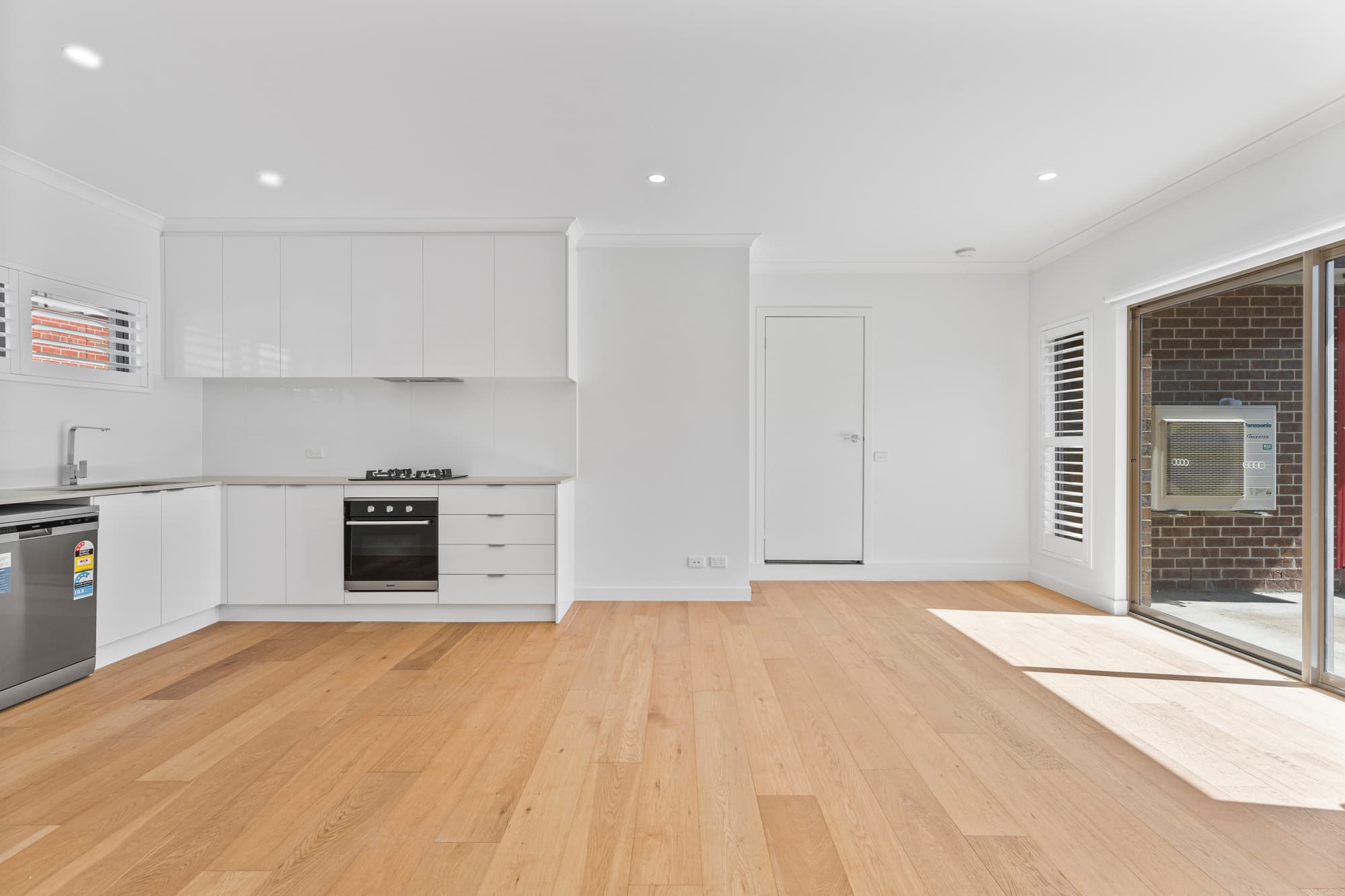 1/6 Lilac Court, Blackburn North - Thumbnail 2