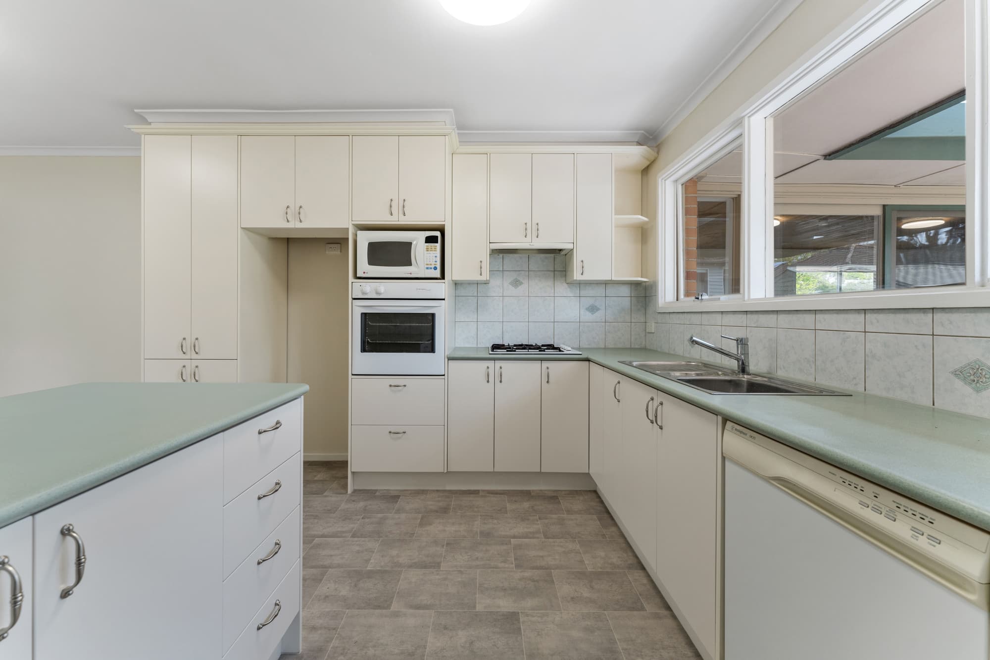 1 Cumberland Court, Forest Hill - Thumbnail 8