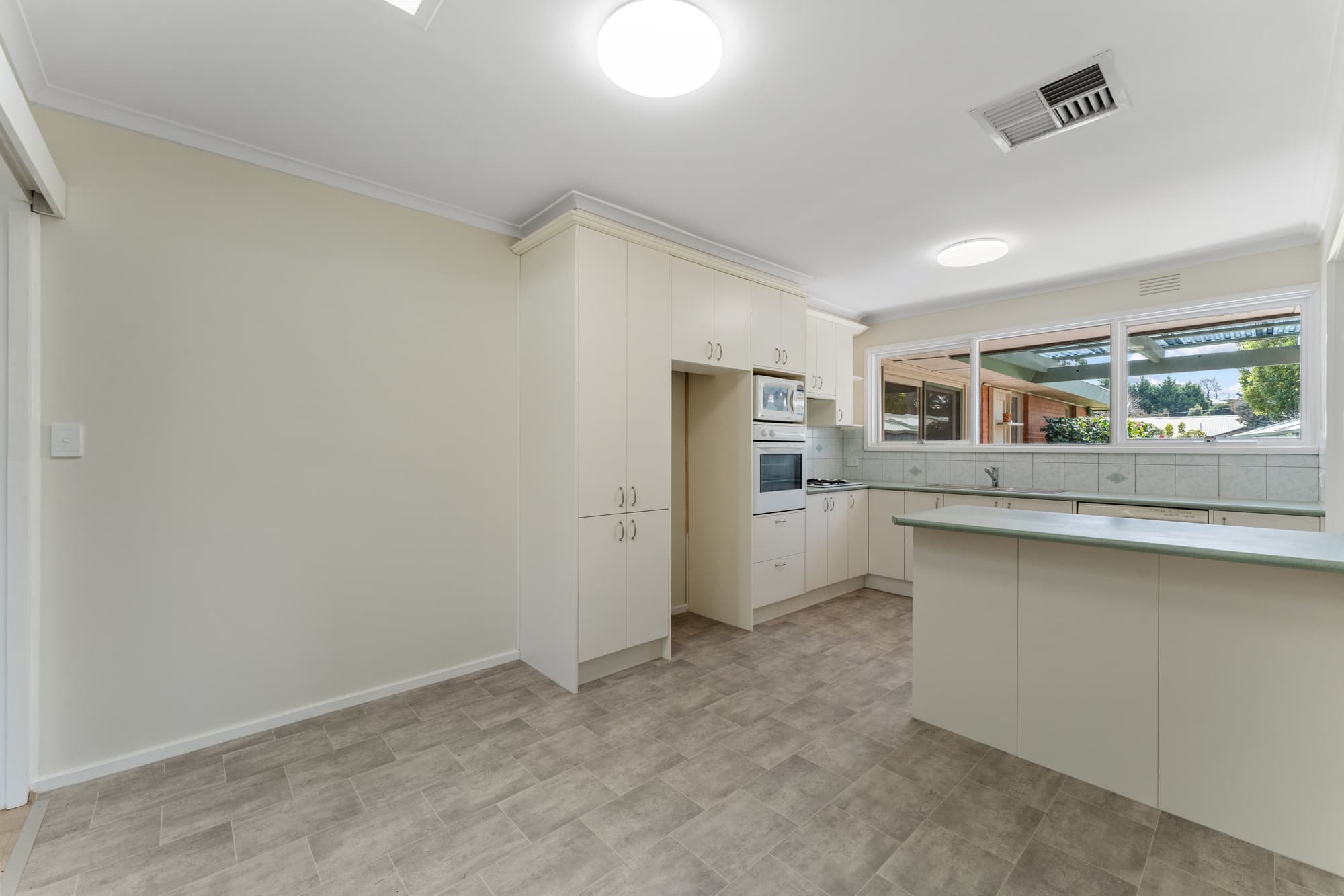 1 Cumberland Court, Forest Hill - Thumbnail 6