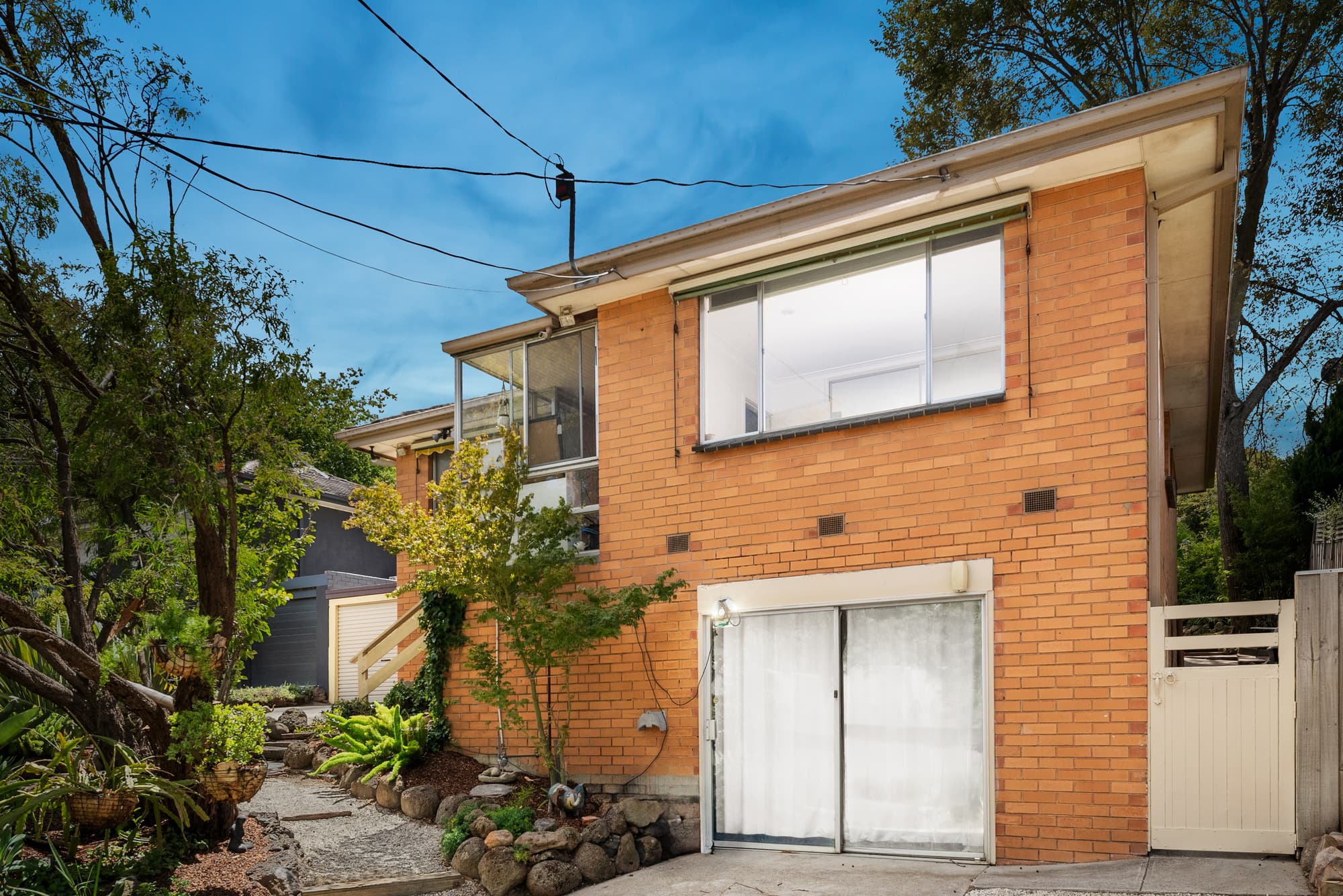 2/2 Furneaux Grove, Bulleen - Image 1