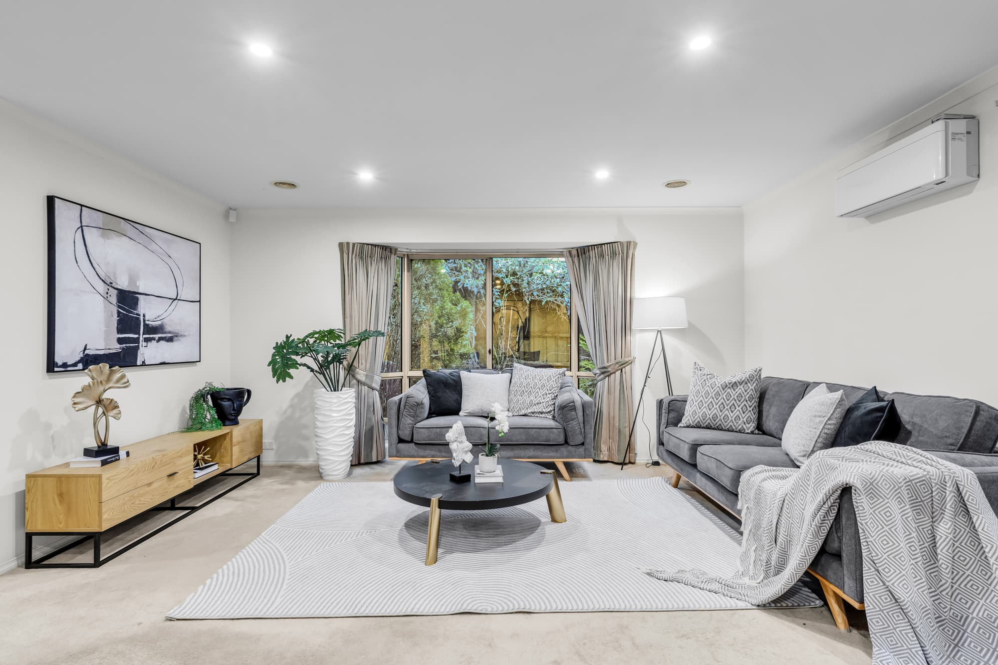 41 Silverwood Way, Glen Waverley - Thumbnail 2