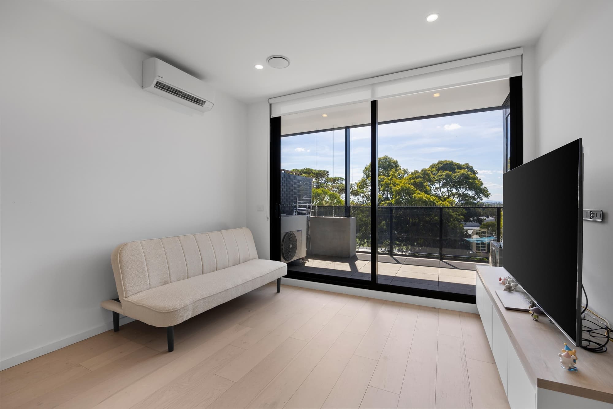 503D/168 Whitehorse Road, Blackburn - Thumbnail 2