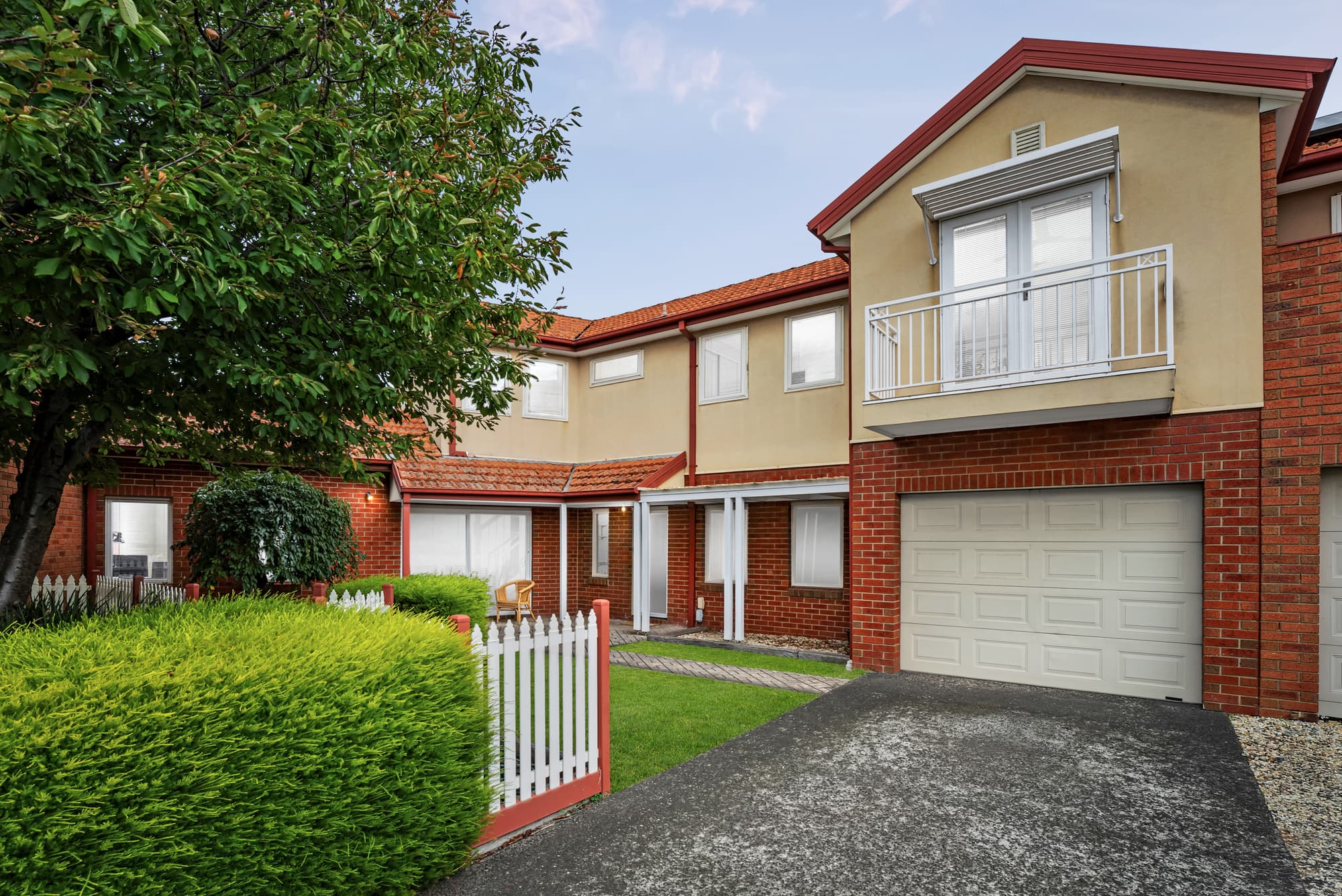 8/1 Mckelvie Court, Glen Waverley - Image 1