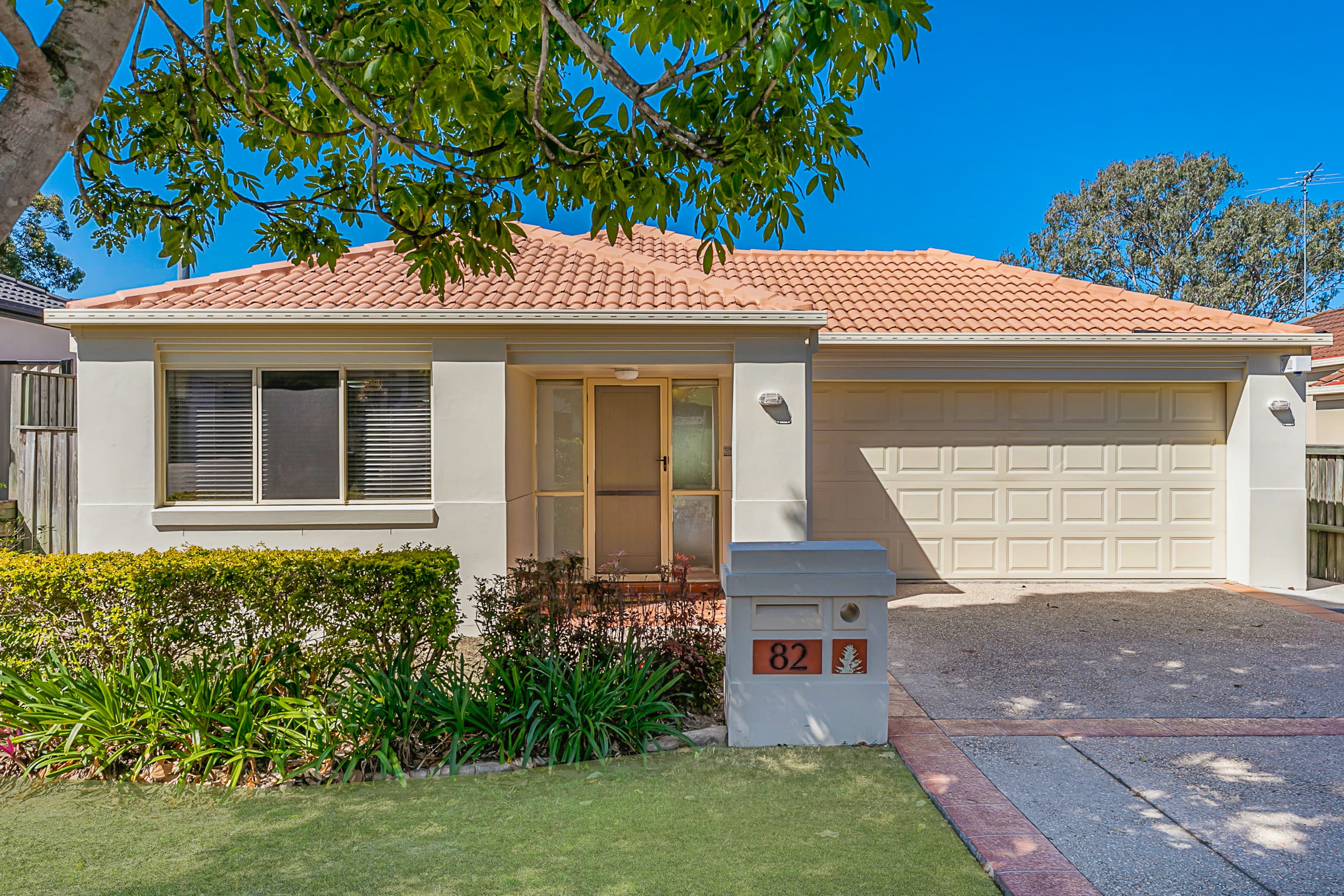 82 Flame Tree Crescent, Carindale, Carindale - Thumbnail 2