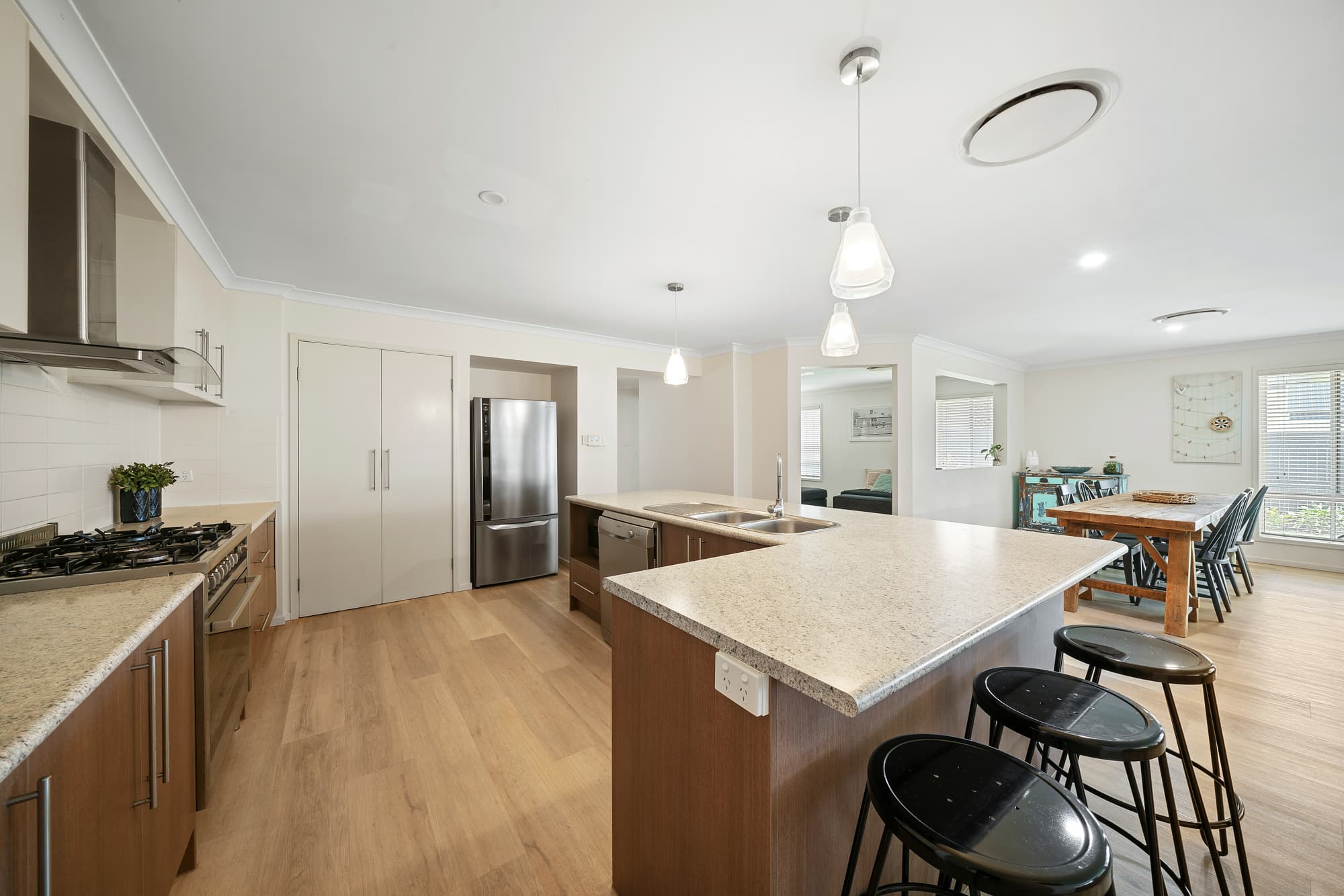 6 Creswick Close, Manly West, Manly West - Thumbnail 4