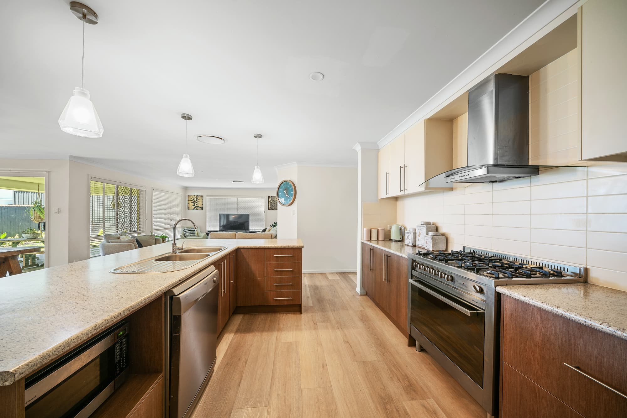 6 Creswick Close, Manly West, Manly West - Thumbnail 3