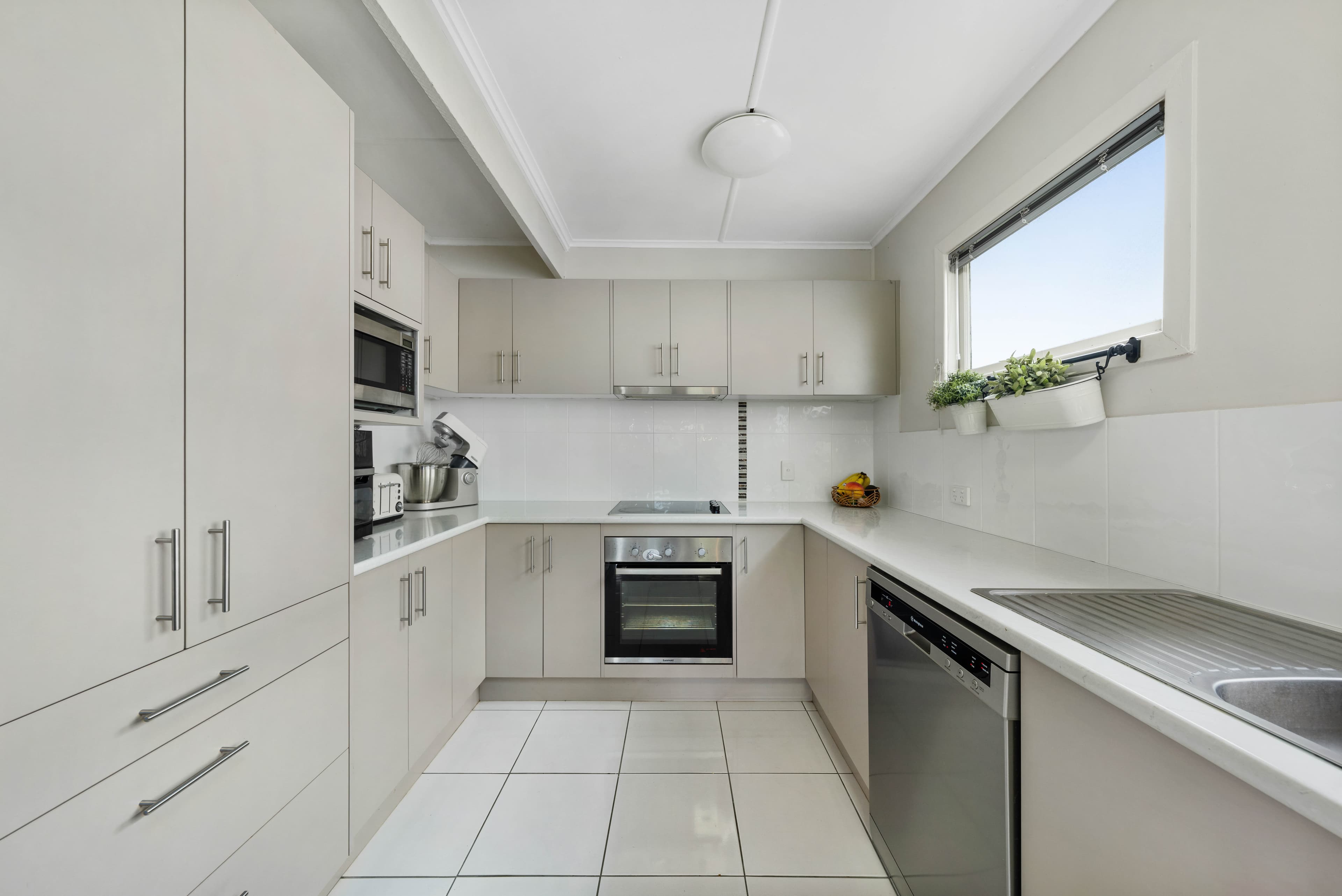 327 Whites Road, Lota, Lota - Thumbnail 4