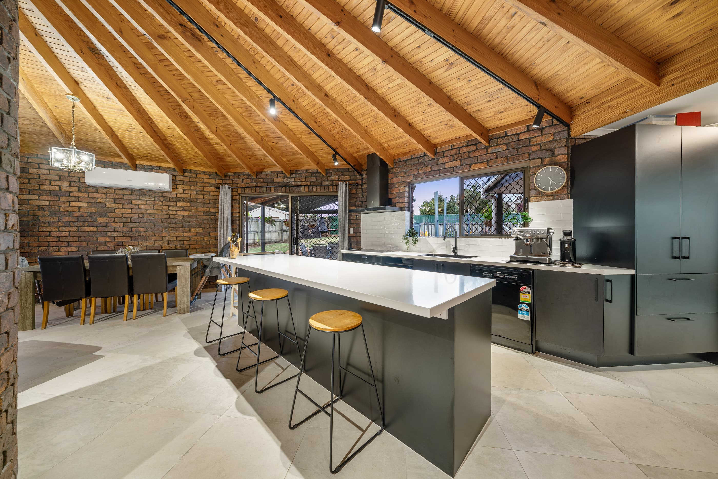 17 Jennifer Street, Birkdale, Birkdale - Thumbnail 3