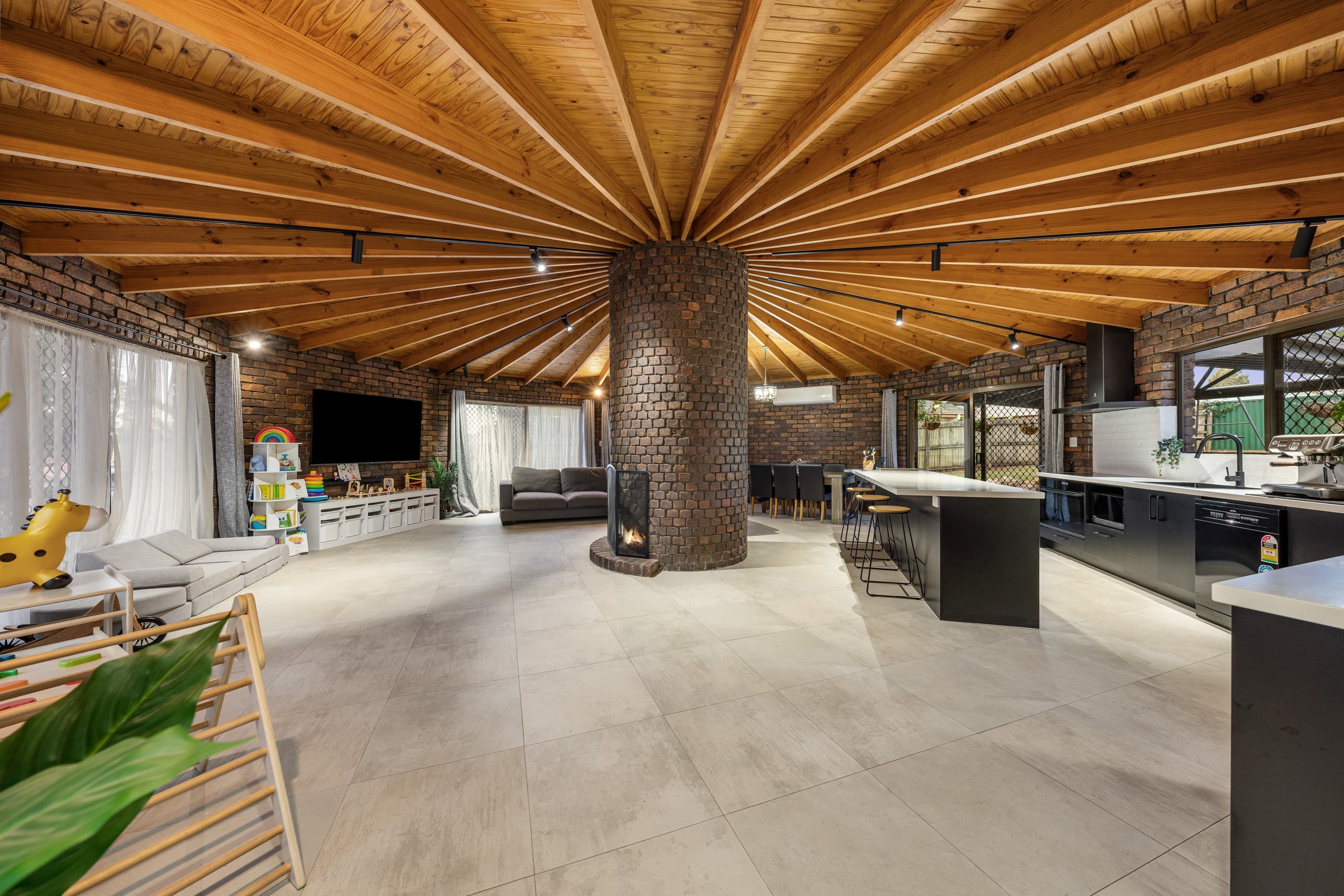 17 Jennifer Street, Birkdale, Birkdale - Thumbnail 2