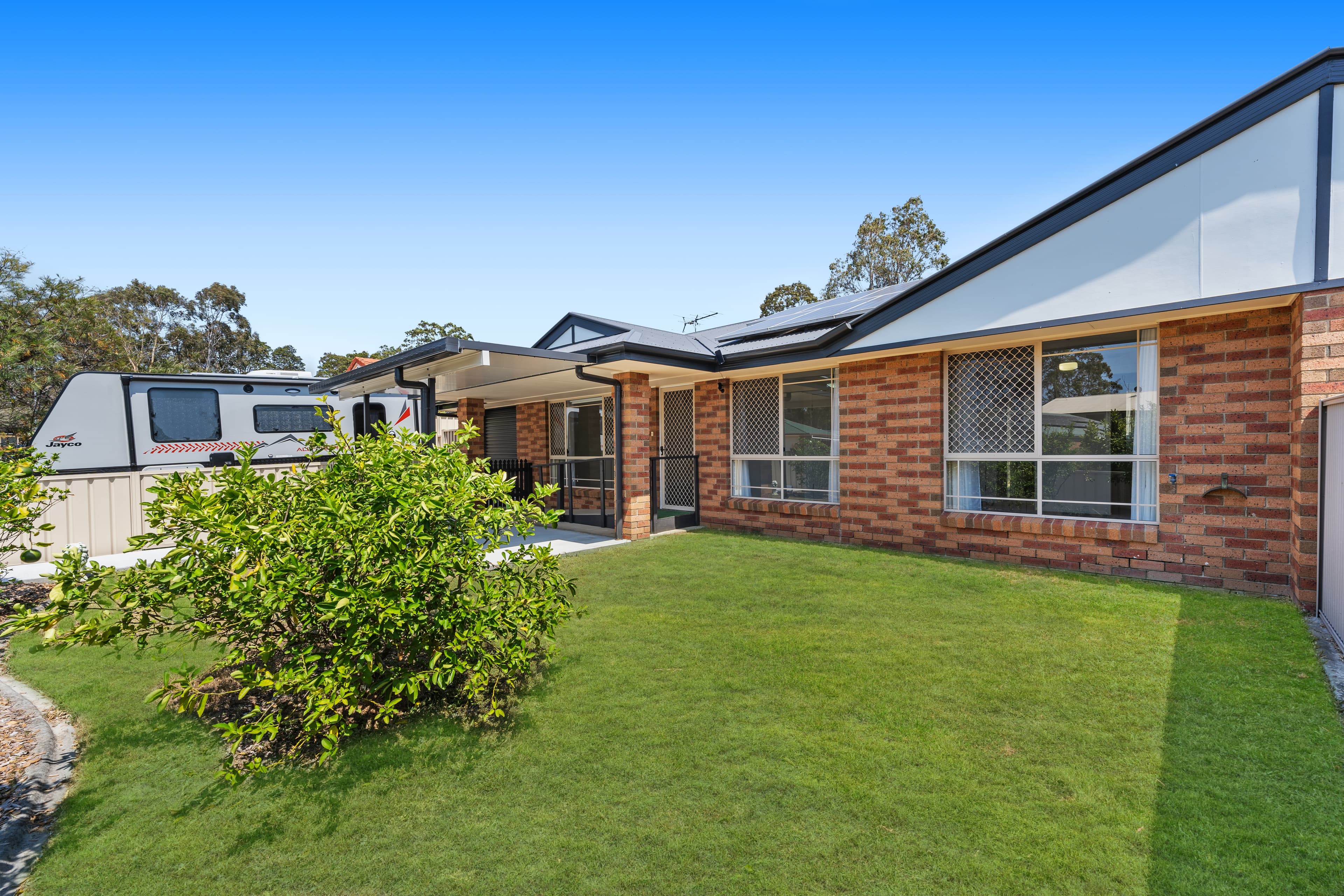 1/1 Club Crescent, Redland Bay, Redland Bay - Thumbnail 3