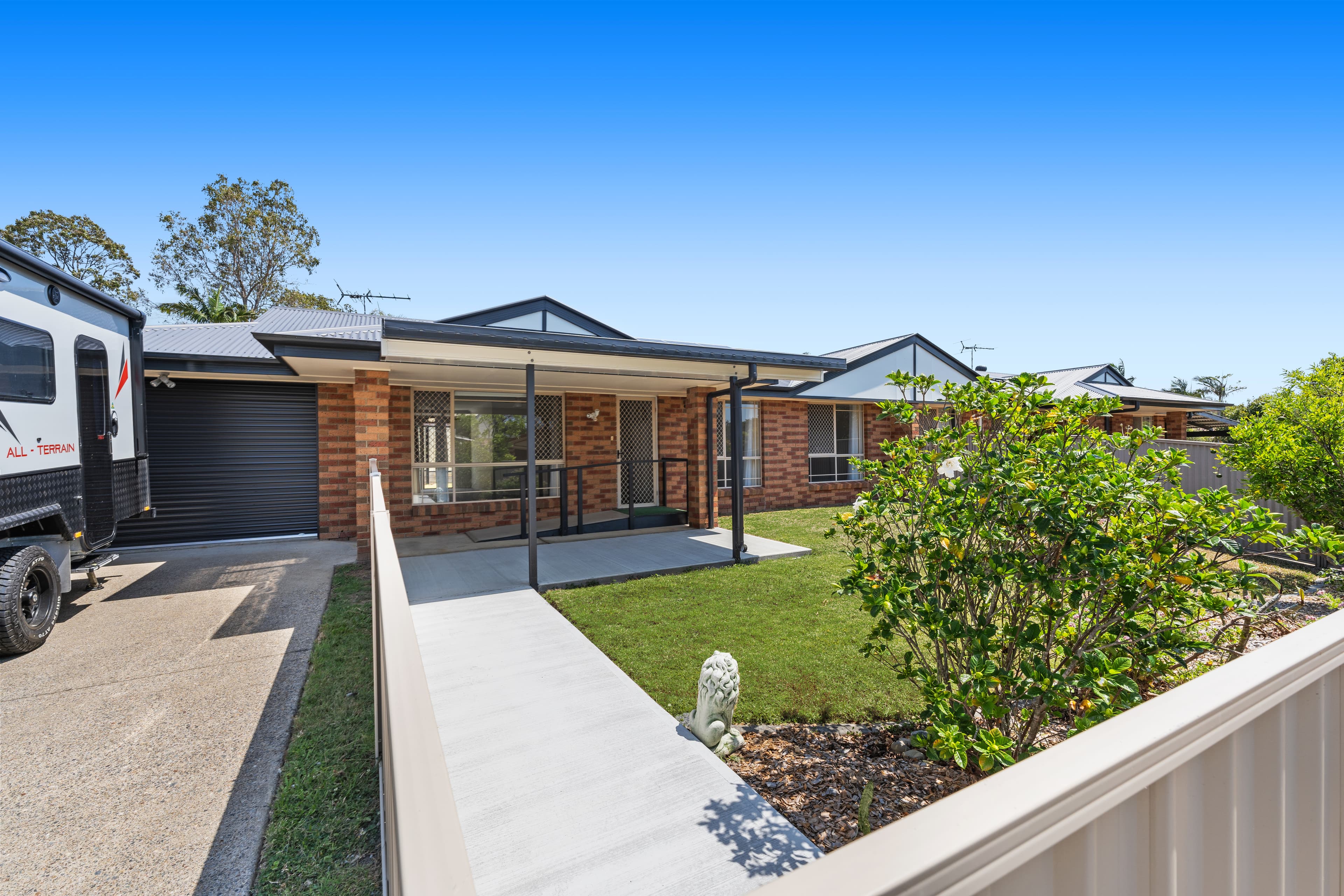 1/1 Club Crescent, Redland Bay, Redland Bay - Thumbnail 2