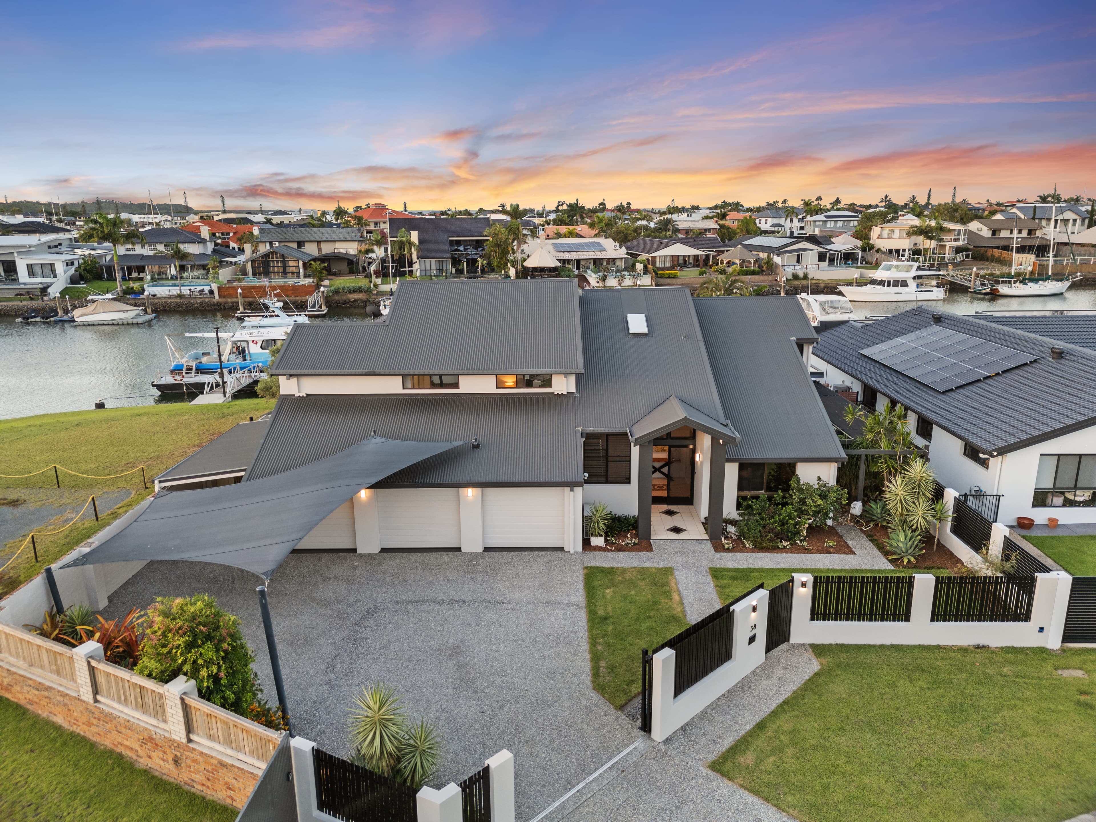 38 Compass Court, Raby Bay, Raby Bay - Thumbnail 2