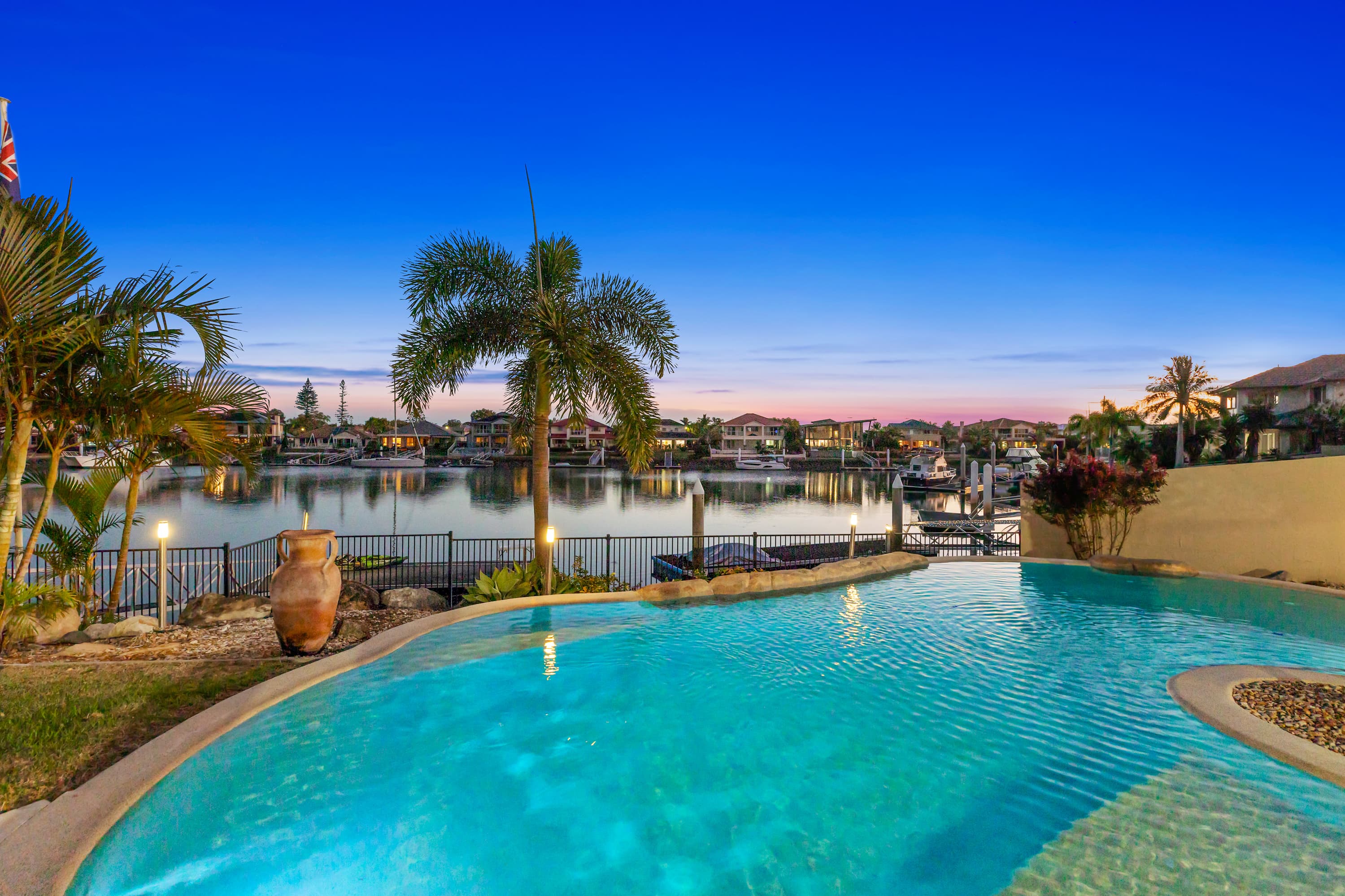 18 Martingale Court, Raby Bay, Raby Bay - Thumbnail 2