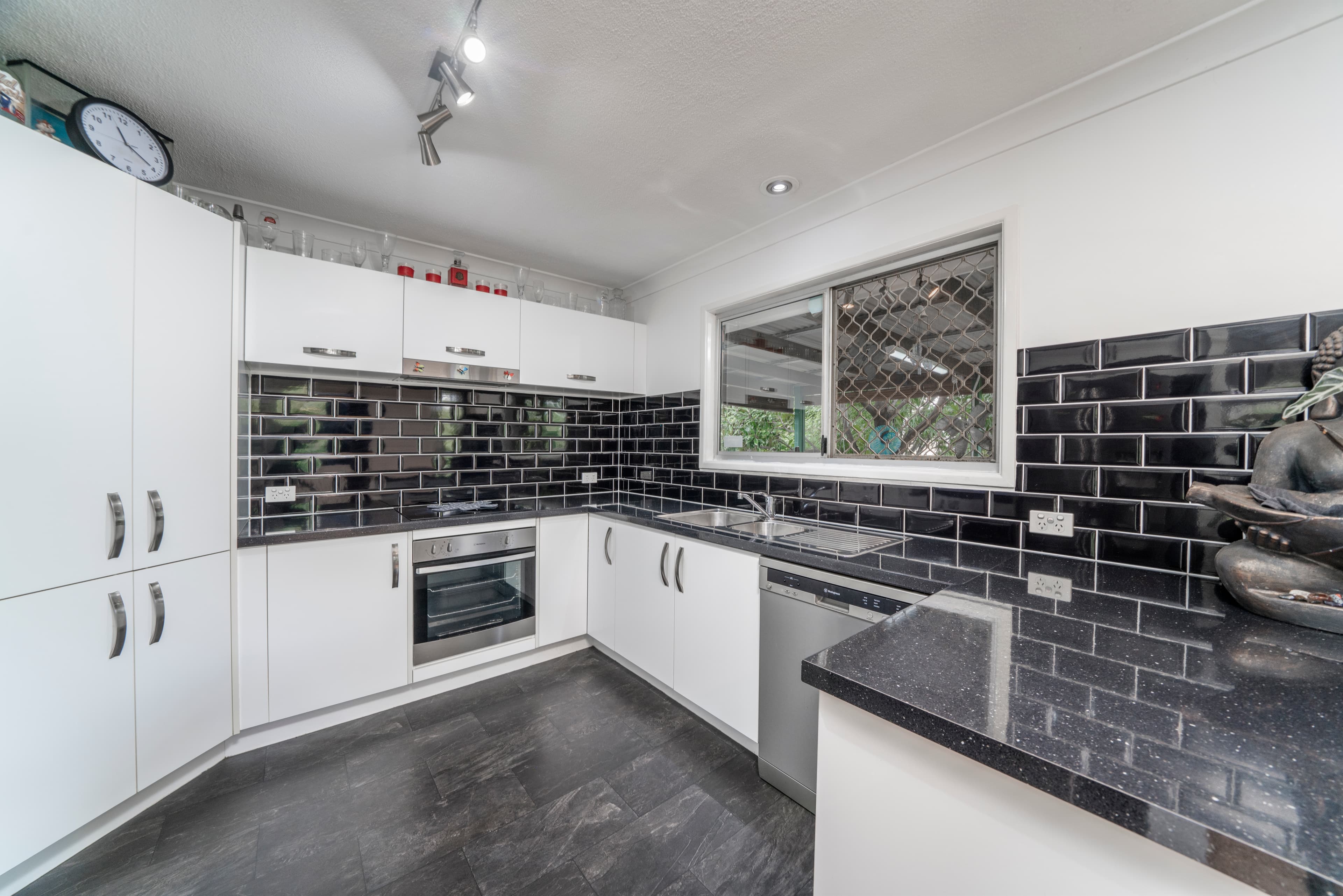 6 Goodge Court, Birkdale, Birkdale - Thumbnail 4