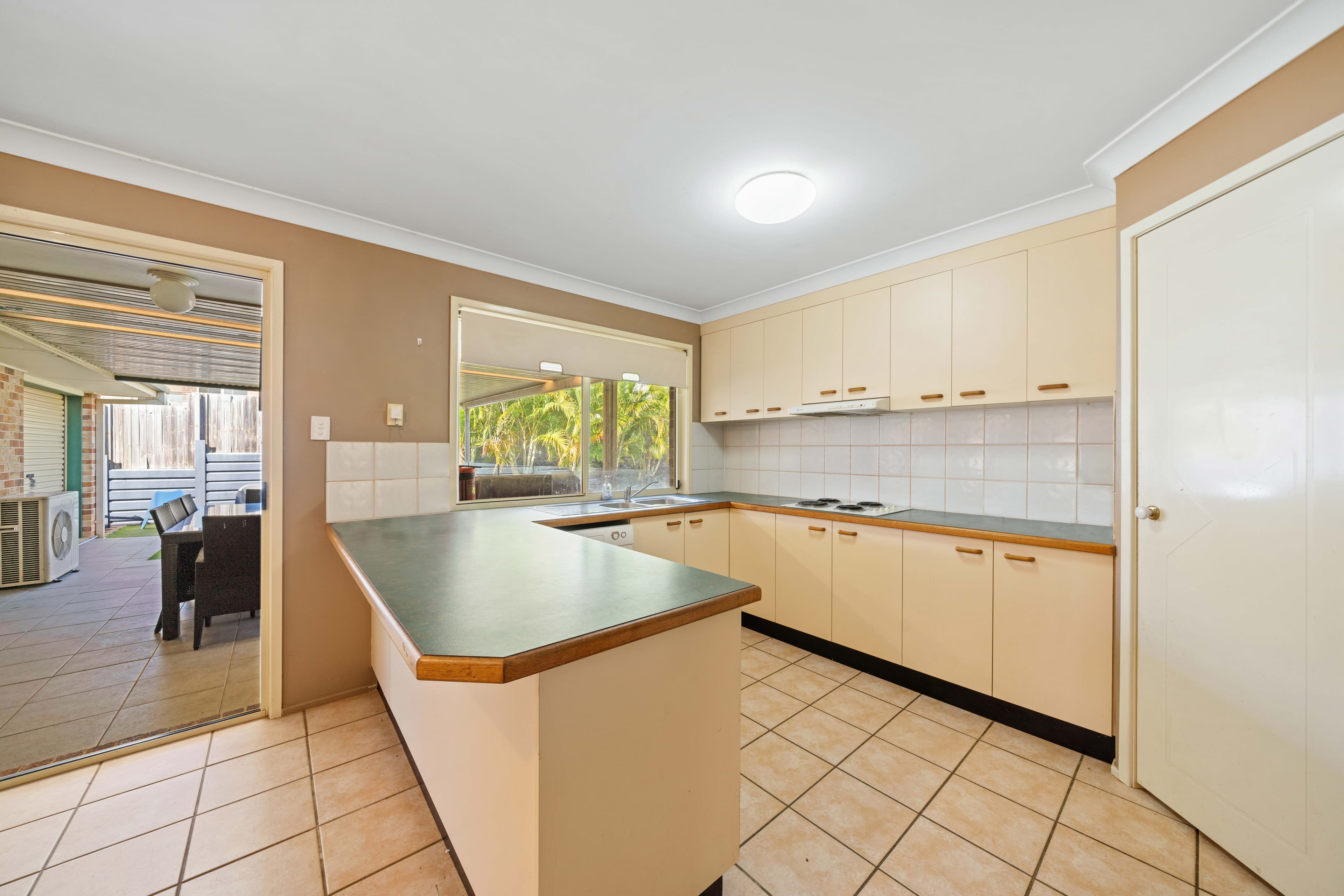71 Hailey Drive, Birkdale, Birkdale - Thumbnail 4