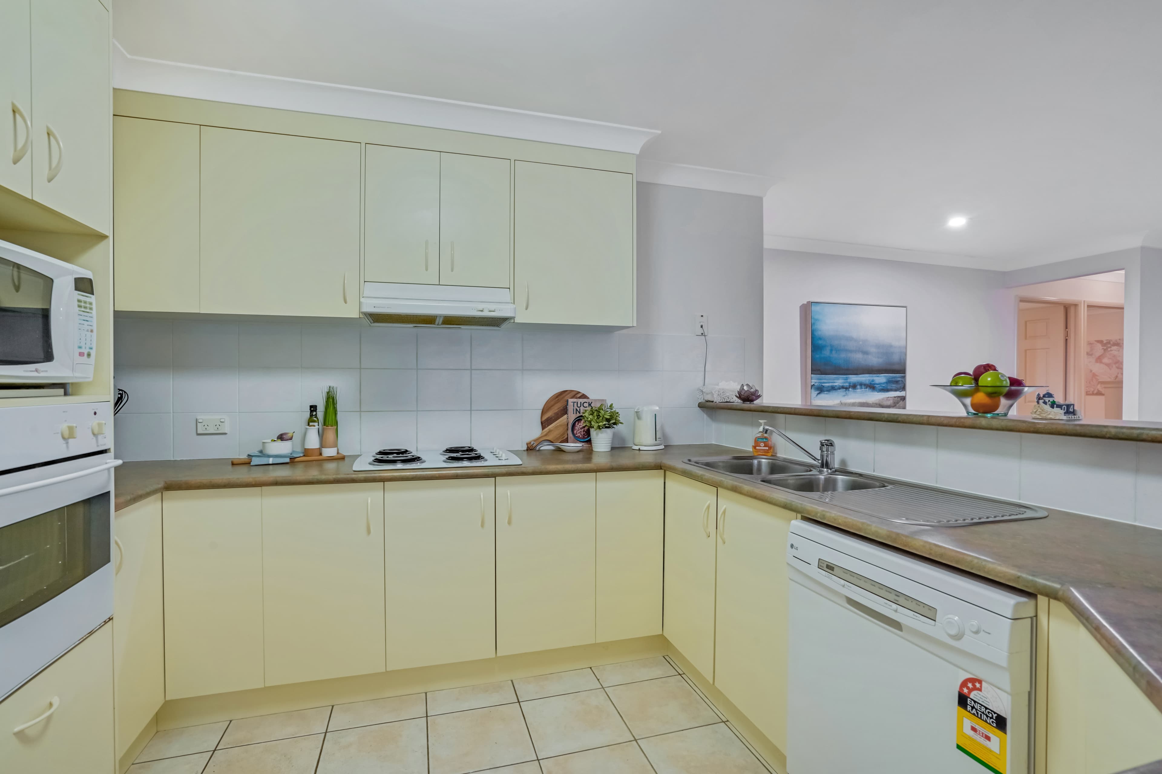 7 Pentland Close, Birkdale, Birkdale - Thumbnail 2