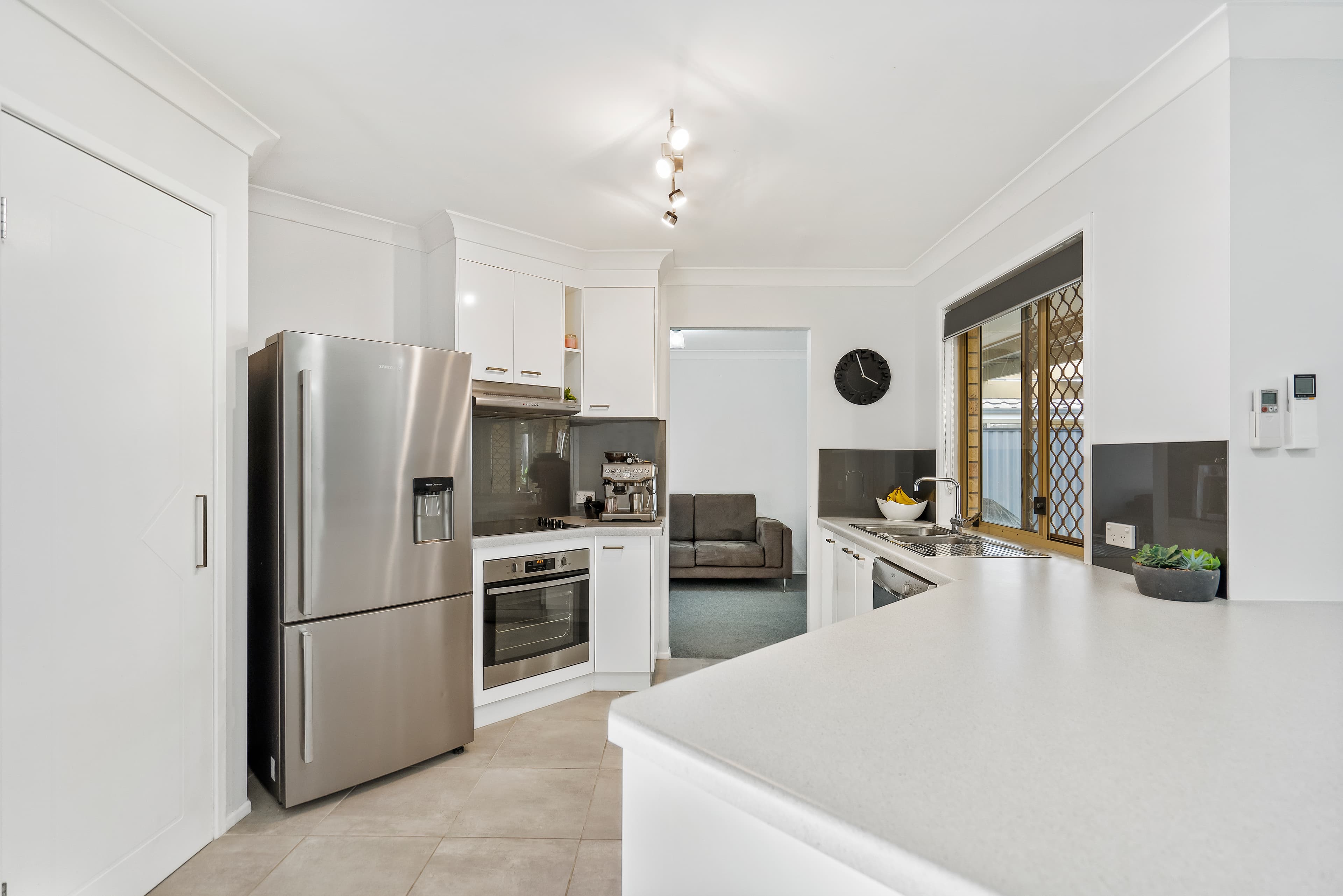 10 Ivanhoe Place, Capalaba, Capalaba - Thumbnail 2