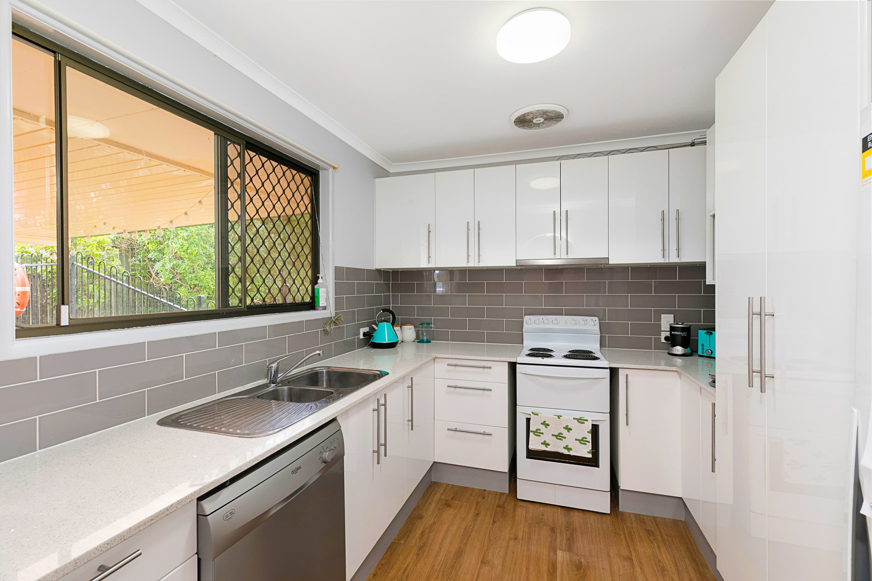 3 Sun Court, Birkdale, Birkdale - Thumbnail 2