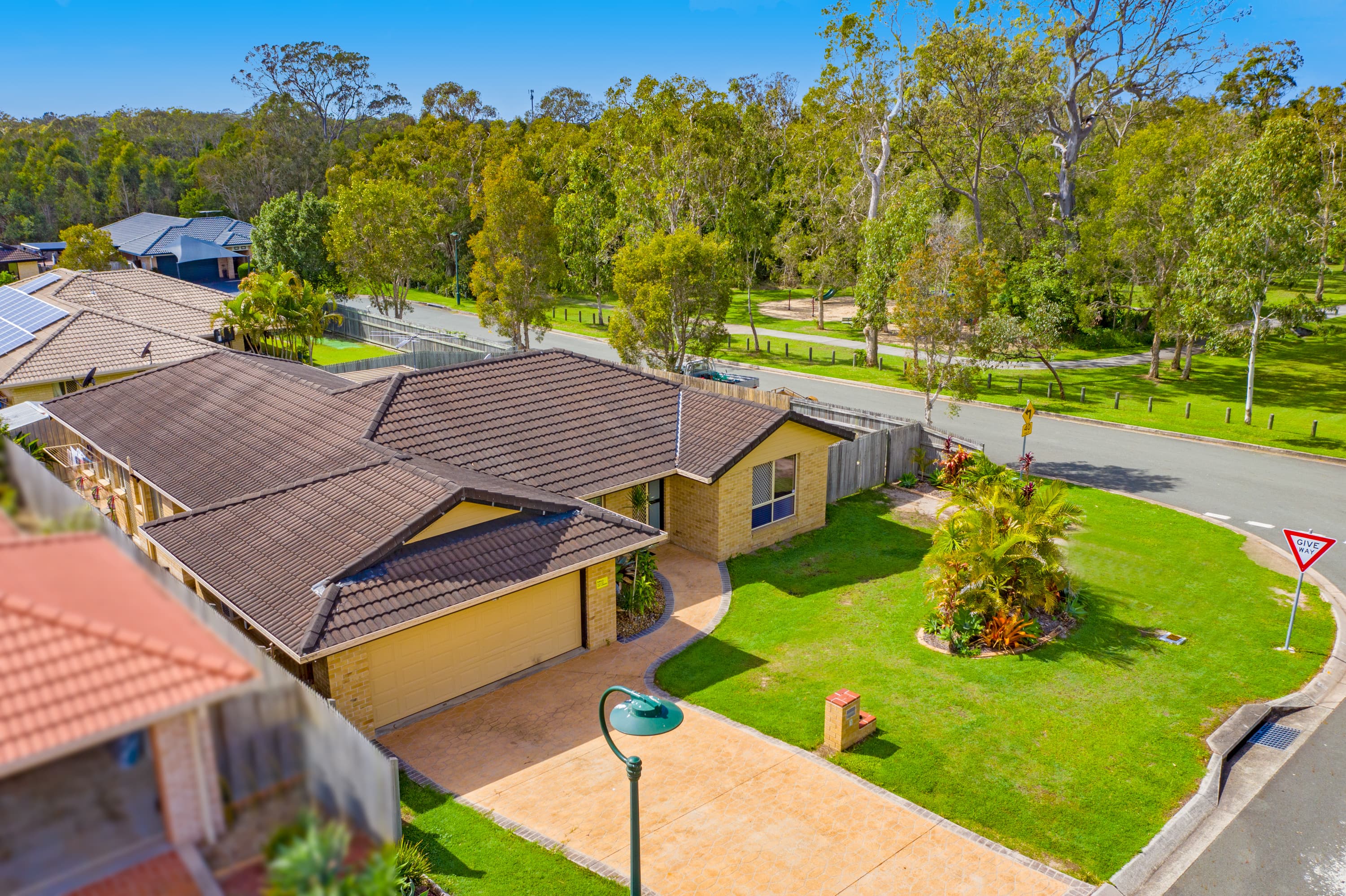 1 Franbridge Place, Victoria Point, Victoria Point - Thumbnail 3