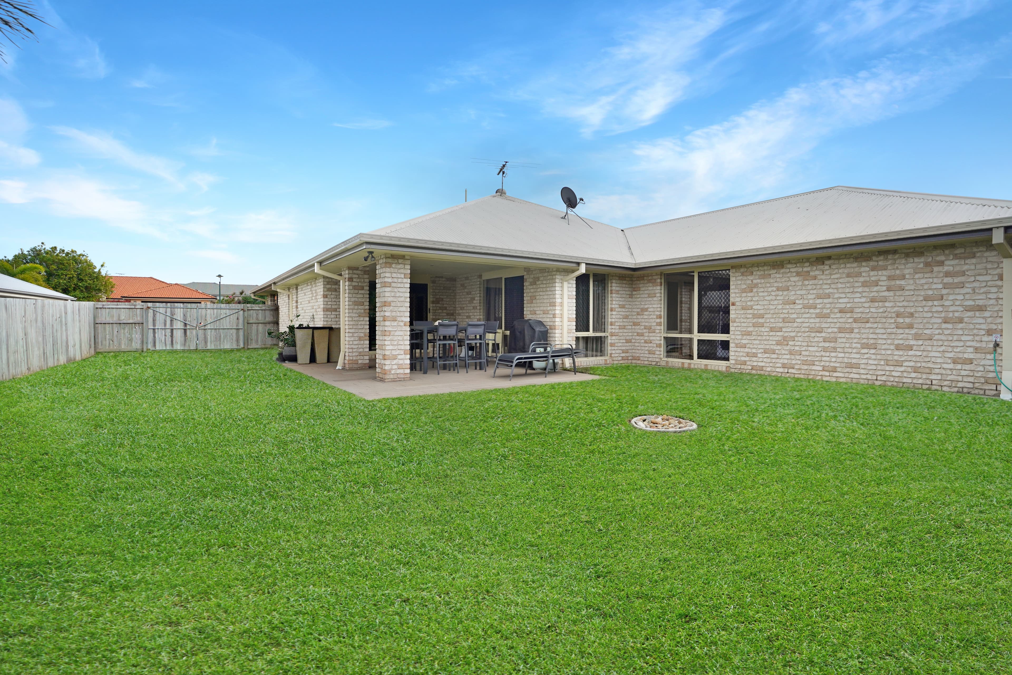 11 Forrest Street, Redland Bay, Redland Bay - Thumbnail 2