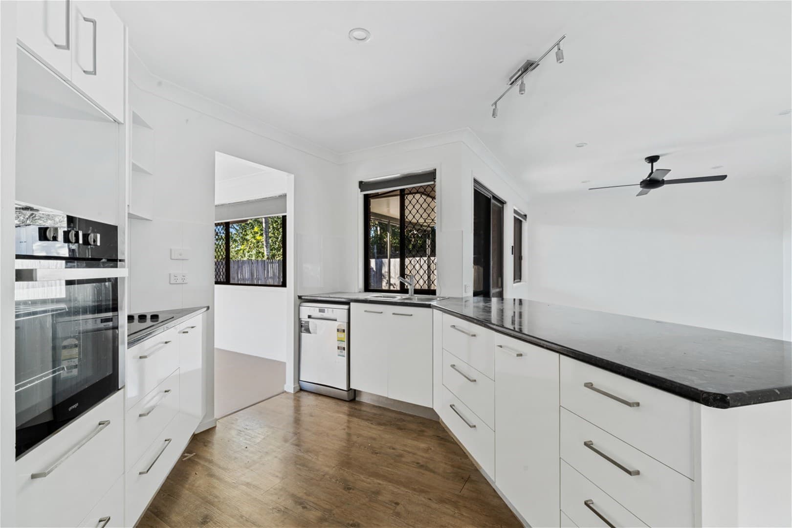 6 Viewbank Court BEENLEIGH, QLD, Beenleigh - Thumbnail 3