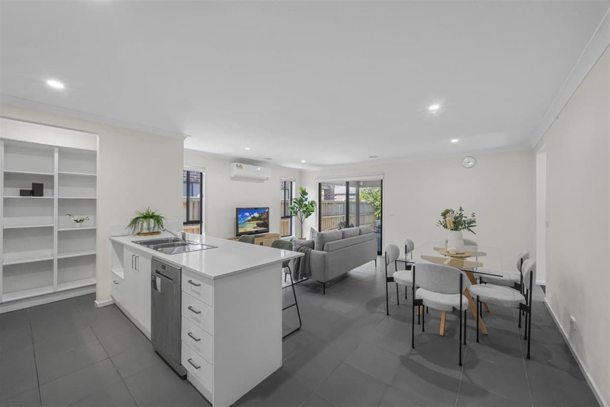 71 Baycrest Drive POINT COOK, VIC, Point Cook - Thumbnail 2