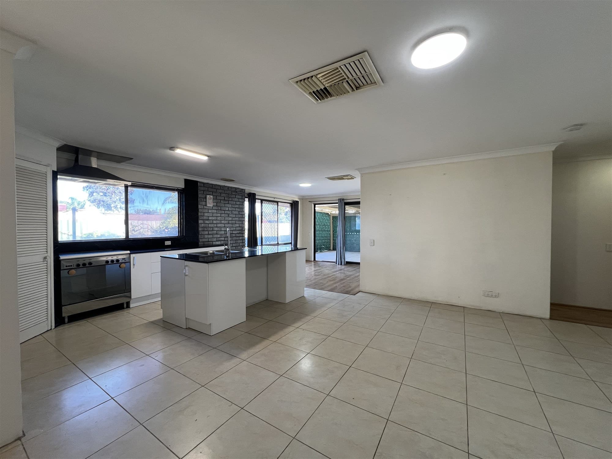 2 Camden Court THORNLIE, WA, Thornlie - Thumbnail 8