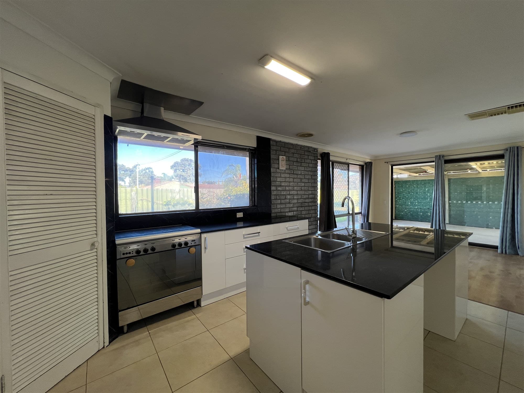 2 Camden Court THORNLIE, WA, Thornlie - Thumbnail 5